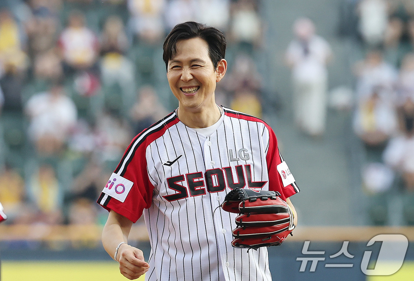 (서울=뉴스1) 박지혜 기자 = 배우 이정재가 31일 오후 서울 잠실야구장에서 열린 2025 신한 SOL뱅크 KBO리그 키움 히어로즈와 LG 트윈스의 경기에 앞서 시구를 하고 있다 …