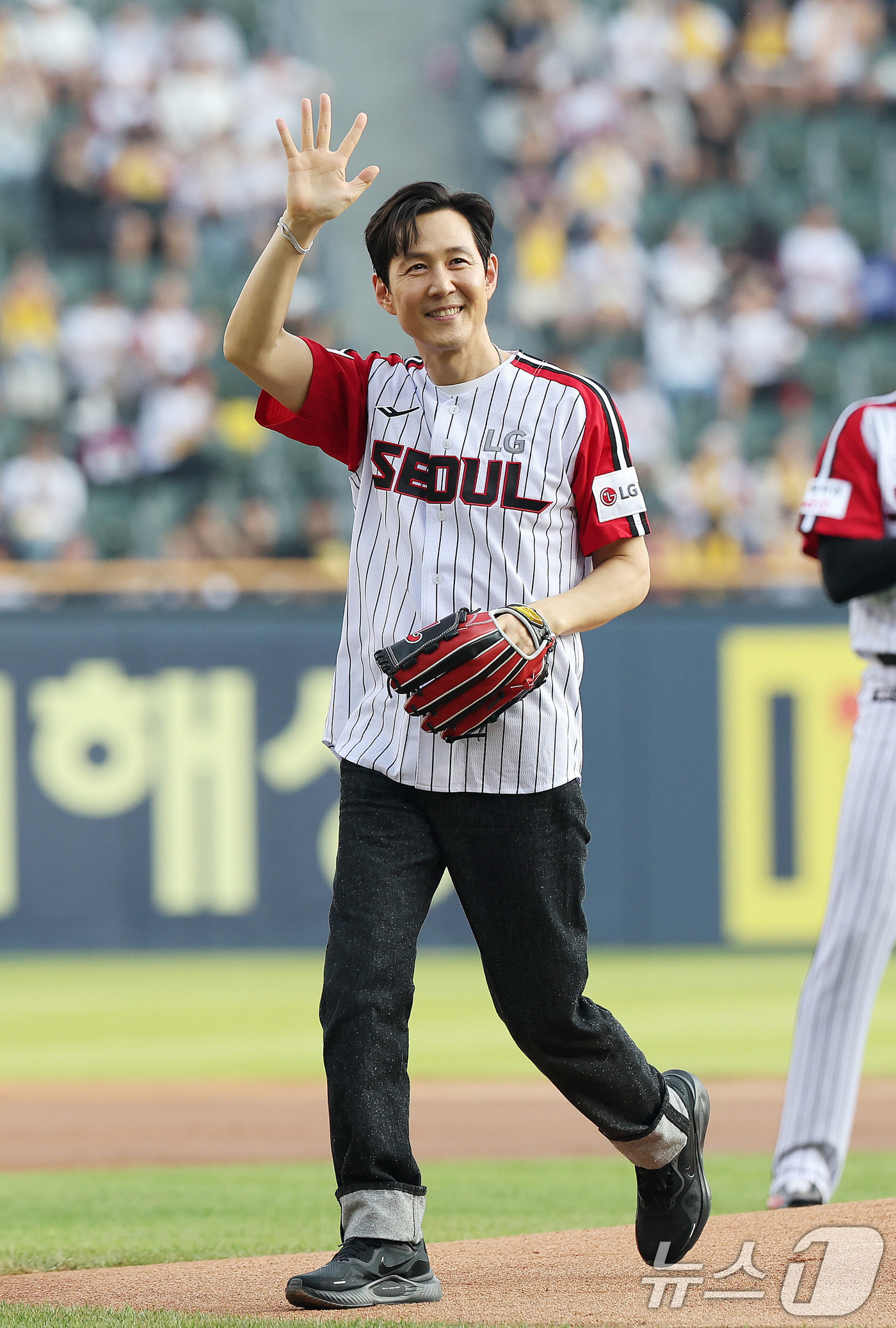 (서울=뉴스1) 박지혜 기자 = 배우 이정재가 31일 오후 서울 잠실야구장에서 열린 2025 신한 SOL뱅크 KBO리그 키움 히어로즈와 LG 트윈스의 경기에 앞서 시구를 하고 있다 …