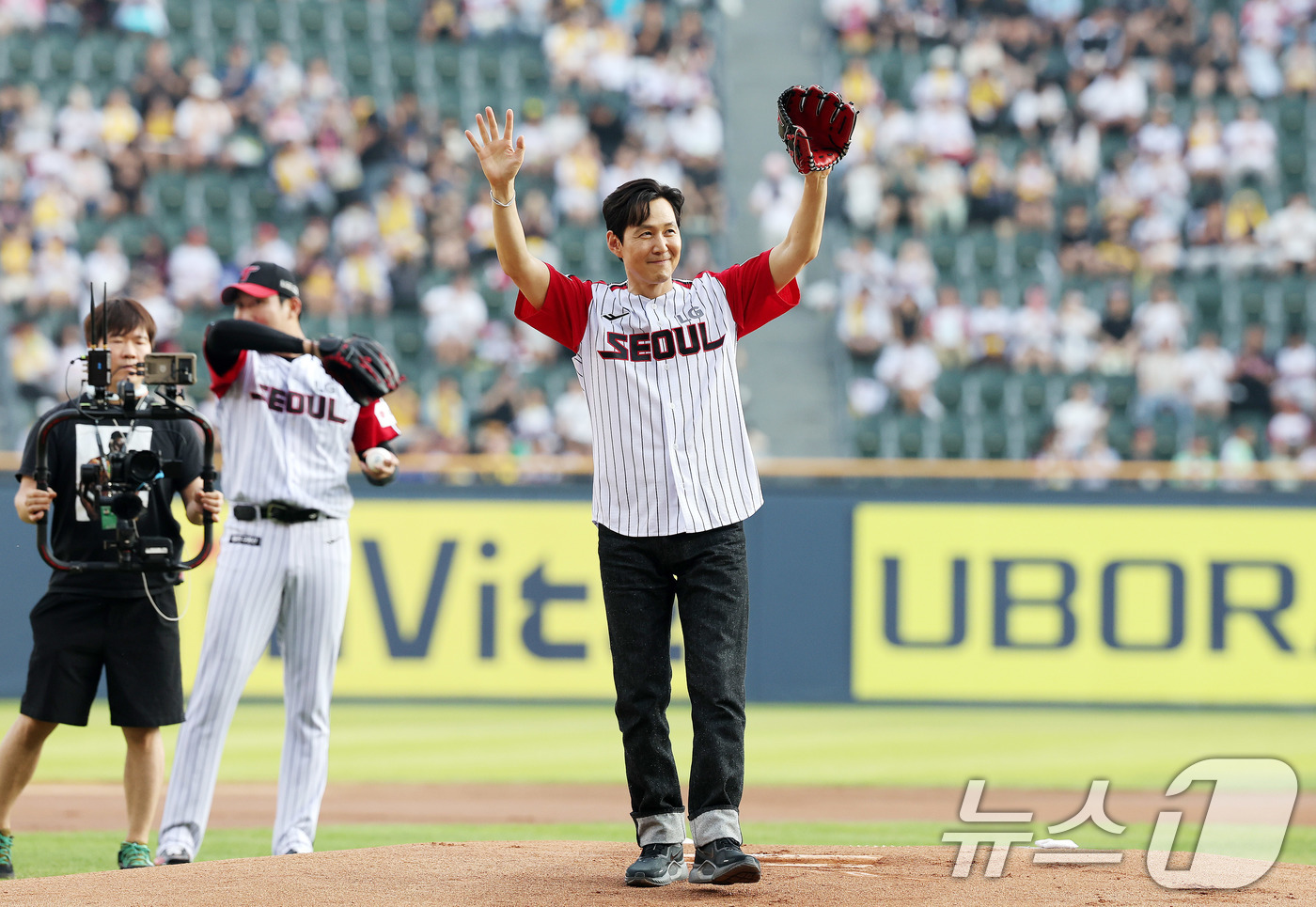 (서울=뉴스1) 박지혜 기자 = 배우 이정재가 31일 오후 서울 잠실야구장에서 열린 2025 신한 SOL뱅크 KBO리그 키움 히어로즈와 LG 트윈스의 경기에 앞서 시구를 마친 뒤 …