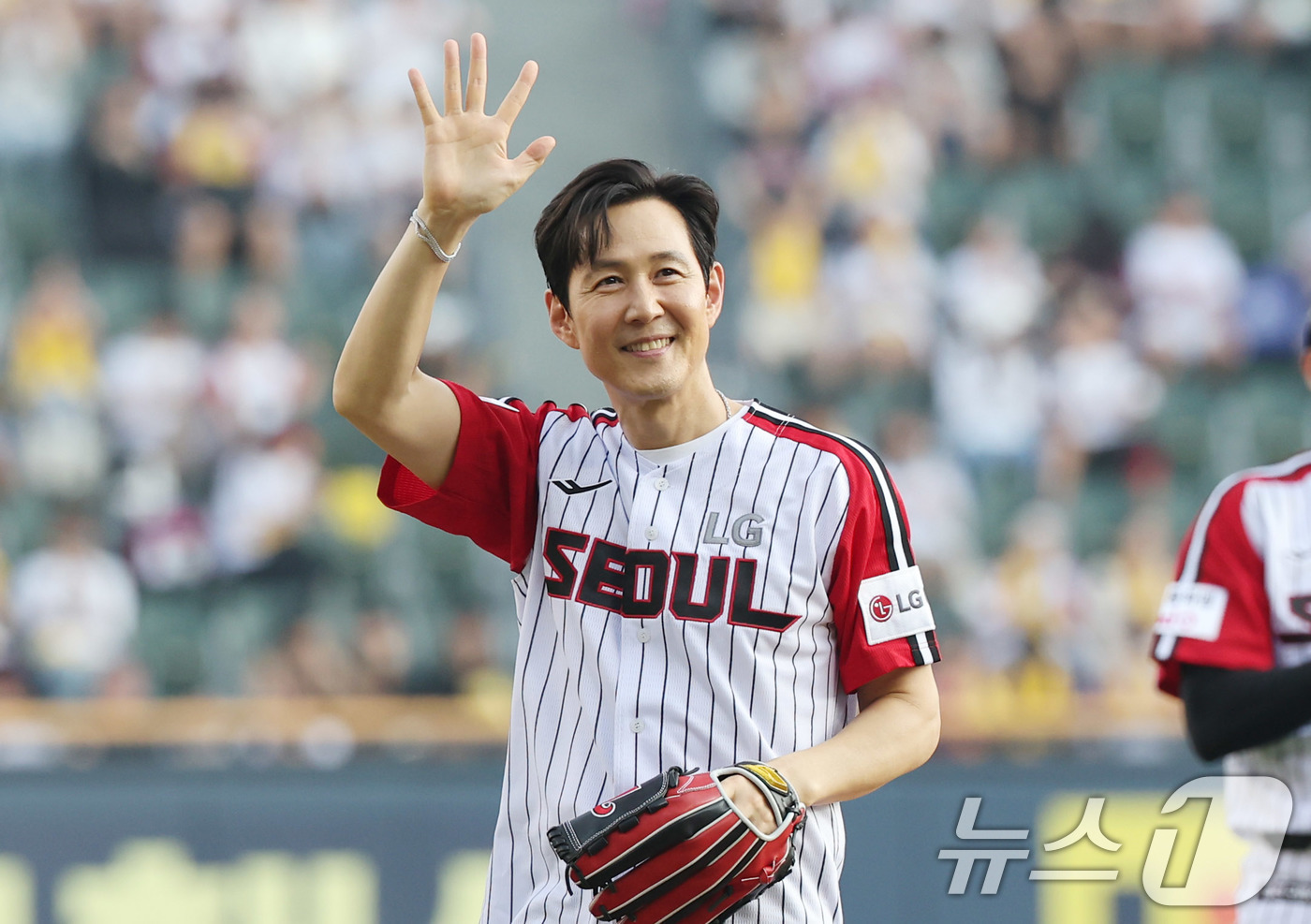 (서울=뉴스1) 박지혜 기자 = 배우 이정재가 31일 오후 서울 잠실야구장에서 열린 2025 신한 SOL뱅크 KBO리그 키움 히어로즈와 LG 트윈스의 경기에 앞서 시구를 마친 뒤 …