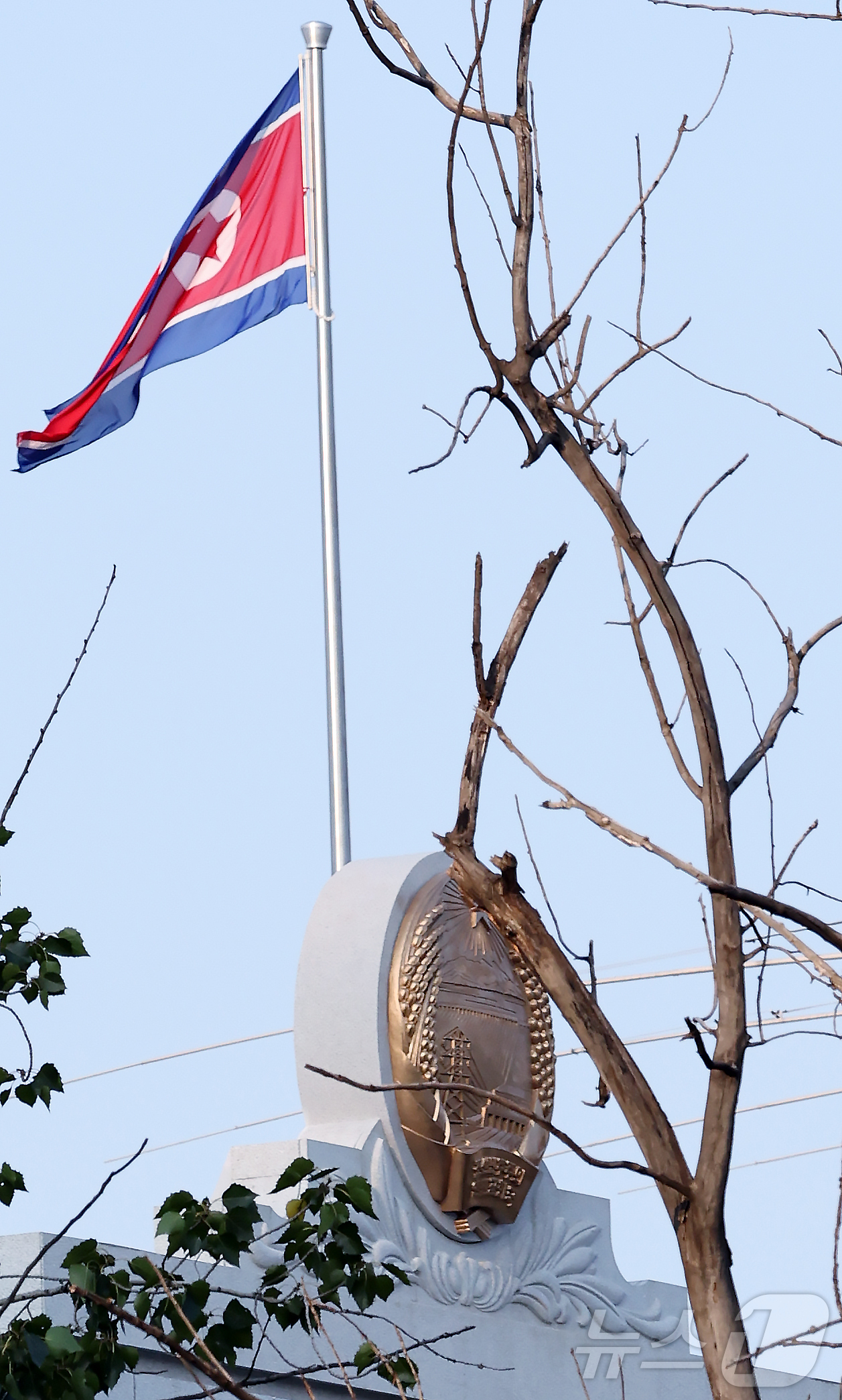 (베이징(중국)=뉴스1) 박정호 기자 = 김정은 북한 노동당 총비서(국무위원장)의 6년 8개월 만의 방중이 초읽기에 들어간 31일 중국 베이징 차오양구 주중 북한대사관 본관에 새로 …