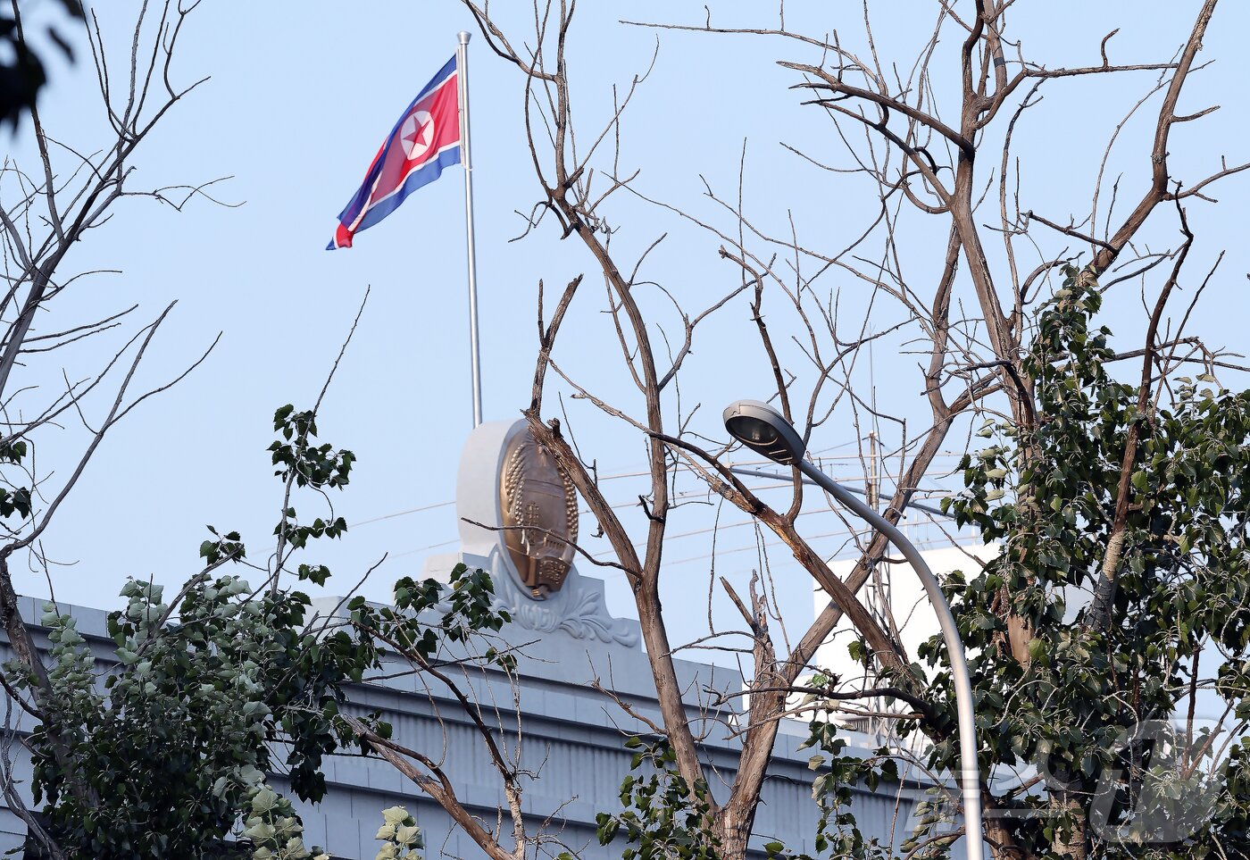 본문 이미지 - 김정은 북한 노동당 총비서&#40;국무위원장&#41;의 6년 8개월 만의 방중이 초읽기에 들어간 31일 중국 베이징 차오양구 주중 북한대사관 본관에 새로 설치한 구조물 위로 인공기가 펄럭이고 있다. 2025.8.31/뉴스1 ⓒ News1 박정호 기자