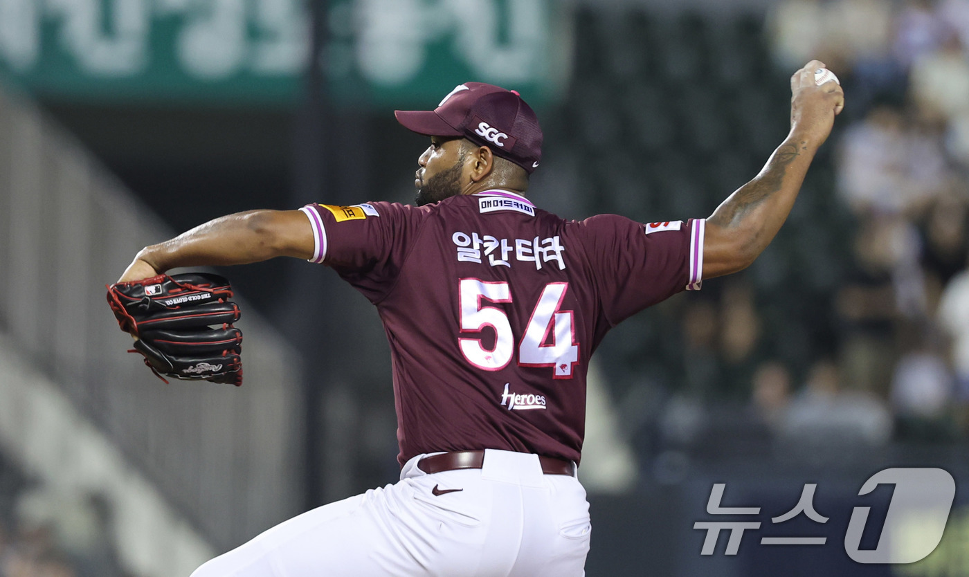 (서울=뉴스1) 박지혜 기자 = 31일 오후 서울 잠실야구장에서 열린 2025 신한 SOL뱅크 KBO리그 키움 히어로즈와 LG 트윈스의 경기에서 6회말 키움 알칸타라가 역투하고 있 …