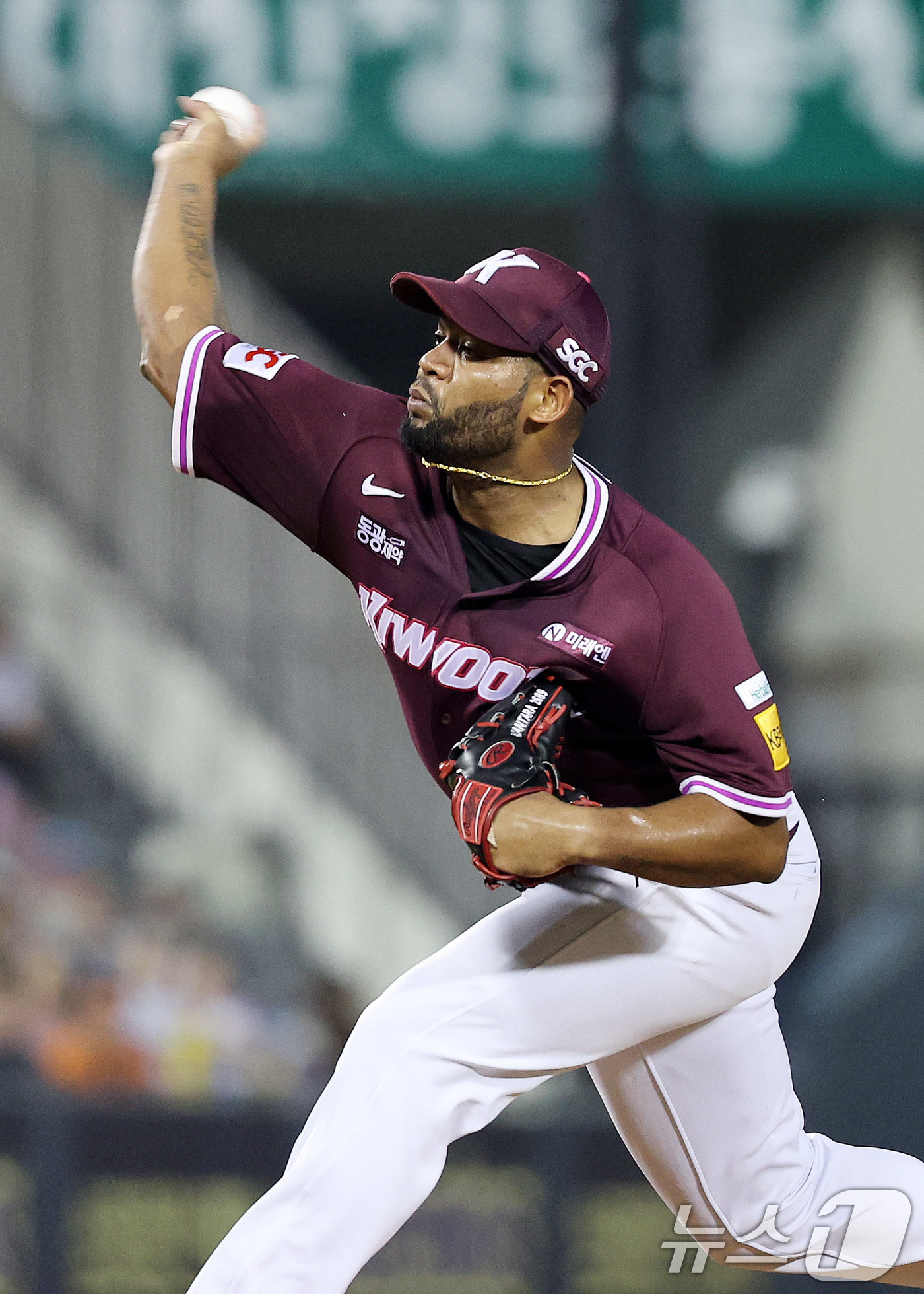 (서울=뉴스1) 박지혜 기자 = 31일 오후 서울 잠실야구장에서 열린 2025 신한 SOL뱅크 KBO리그 키움 히어로즈와 LG 트윈스의 경기에서 6회말 키움 알칸타라가 역투하고 있 …