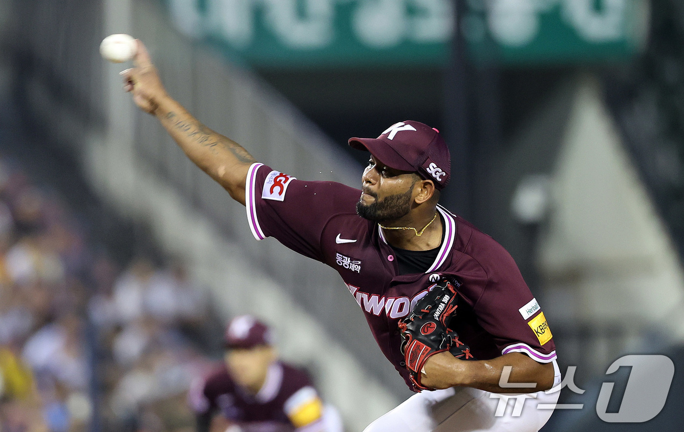 (서울=뉴스1) 박지혜 기자 = 31일 오후 서울 잠실야구장에서 열린 2025 신한 SOL뱅크 KBO리그 키움 히어로즈와 LG 트윈스의 경기에서 6회말 키움 알칸타라가 역투하고 있 …