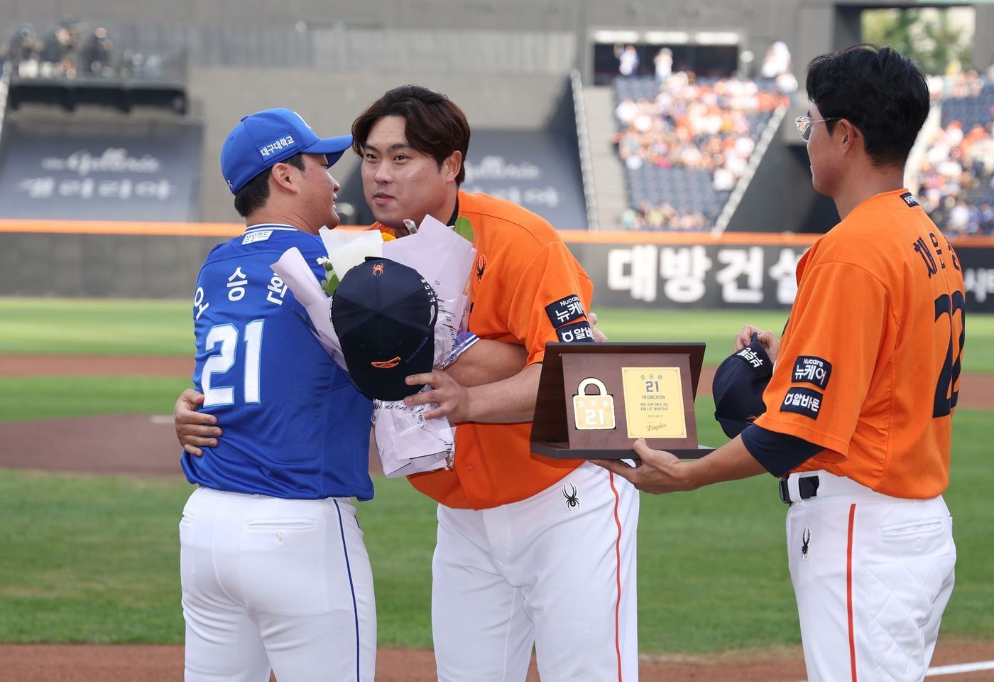 본문 이미지 - 오승환&#40;왼쪽&#41;의 두 번째 은퇴 투어가 31일 대전 한화생명볼파크에서 펼쳐졌다. 오승환과 류현진&#40;가운데&#41;이 포옹하고 있다. &#40;삼성 라이온즈 제공&#41;