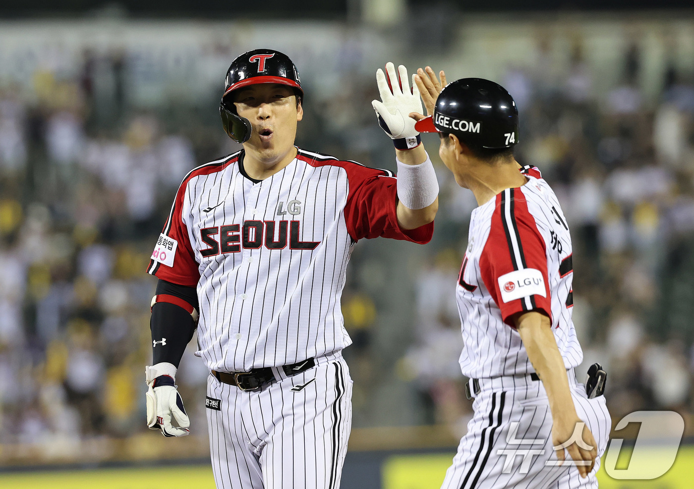 (서울=뉴스1) 박지혜 기자 = 31일 오후 서울 잠실야구장에서 열린 2025 신한 SOL뱅크 KBO리그 키움 히어로즈와 LG 트윈스의 경기에서 7회말 무사 1,2루 상황 LG 김 …