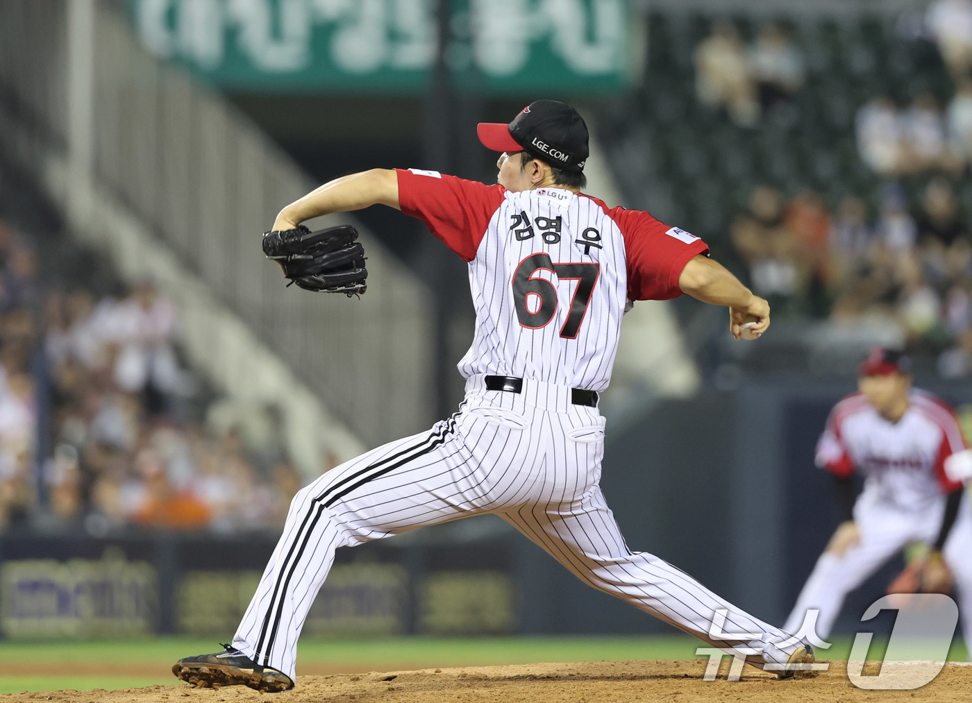 (서울=뉴스1) 박지혜 기자 = 31일 오후 서울 잠실야구장에서 열린 2025 신한 SOL뱅크 KBO리그 키움 히어로즈와 LG 트윈스의 경기에서 8회초 LG 김영우가 역투하고 있다 …