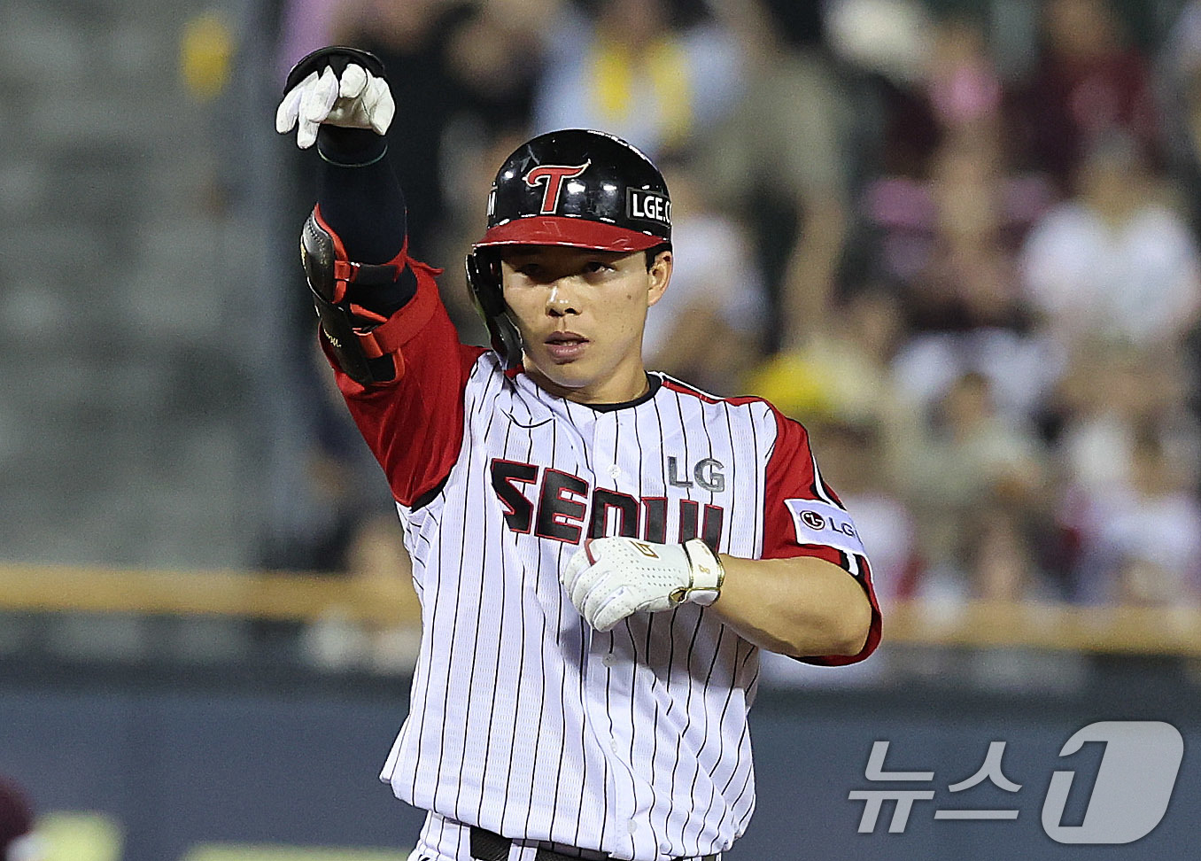 (서울=뉴스1) 박지혜 기자 = 31일 오후 서울 잠실야구장에서 열린 2025 신한 SOL뱅크 KBO리그 키움 히어로즈와 LG 트윈스의 경기에서 8회말 무사 1,3루 상황 LG 문 …