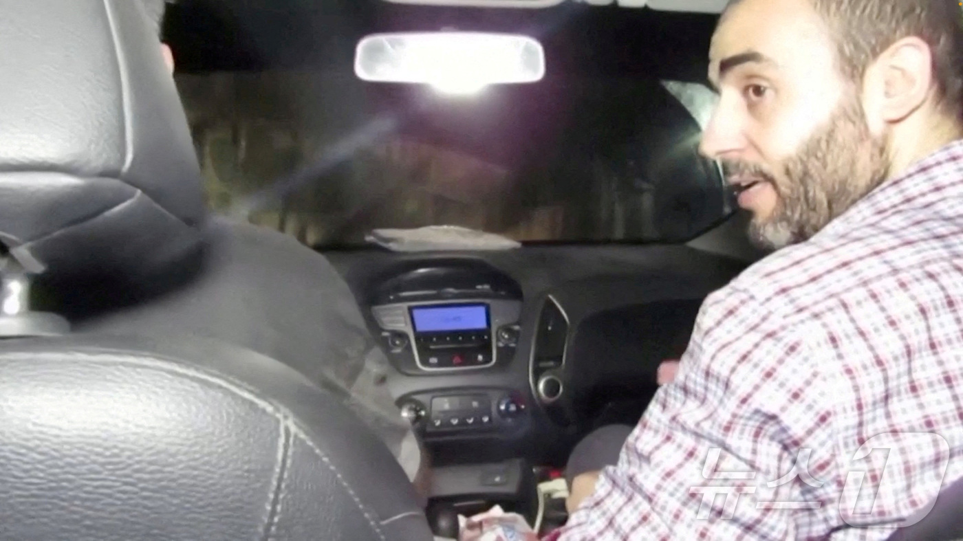 (로이터=뉴스1) 강민경 기자 = 이스라엘 군이 2023년 12월 17일에 공개된 영상. 팔레스타인 무장 정파 하마스의 가자지구 수장인 무함마드 신와르의 모습이 나온다.ⓒ 로이터= …