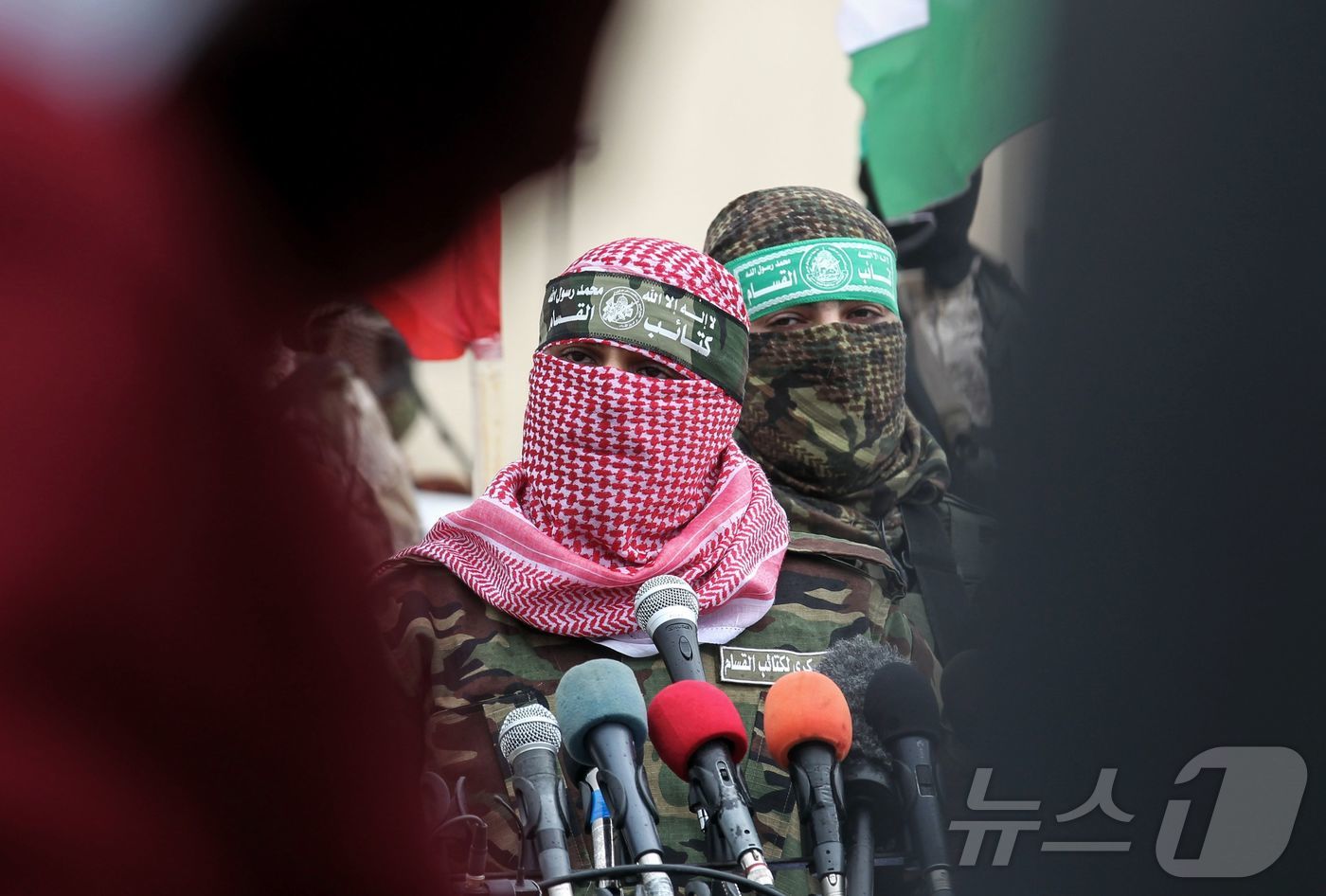 (라파 AFP=뉴스1) 강민경 기자 = 팔레스타인 무장 정파 하마스의 군사 조직인 알카삼 여단의 아부 우베이다 대변인이 2017년 1월 31일 가자지구 남부 라파에서 연설하고 있다 …