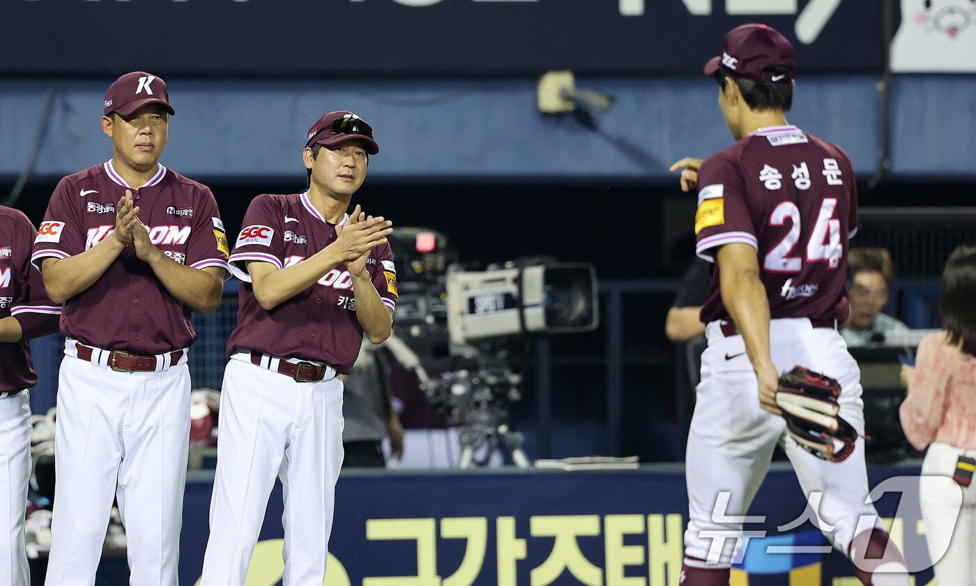 본문 이미지 - 31일 오후 서울 잠실야구장에서 열린 2025 신한 SOL뱅크 KBO리그 키움 히어로즈와 LG 트윈스의 경기에서 6-5로 승리를 거둔 키움 히어로즈 선수들이 키움 설종진 감독대행의 박수를 받고 있다. 2025.8.31/뉴스1 ⓒ News1 박지혜 기자