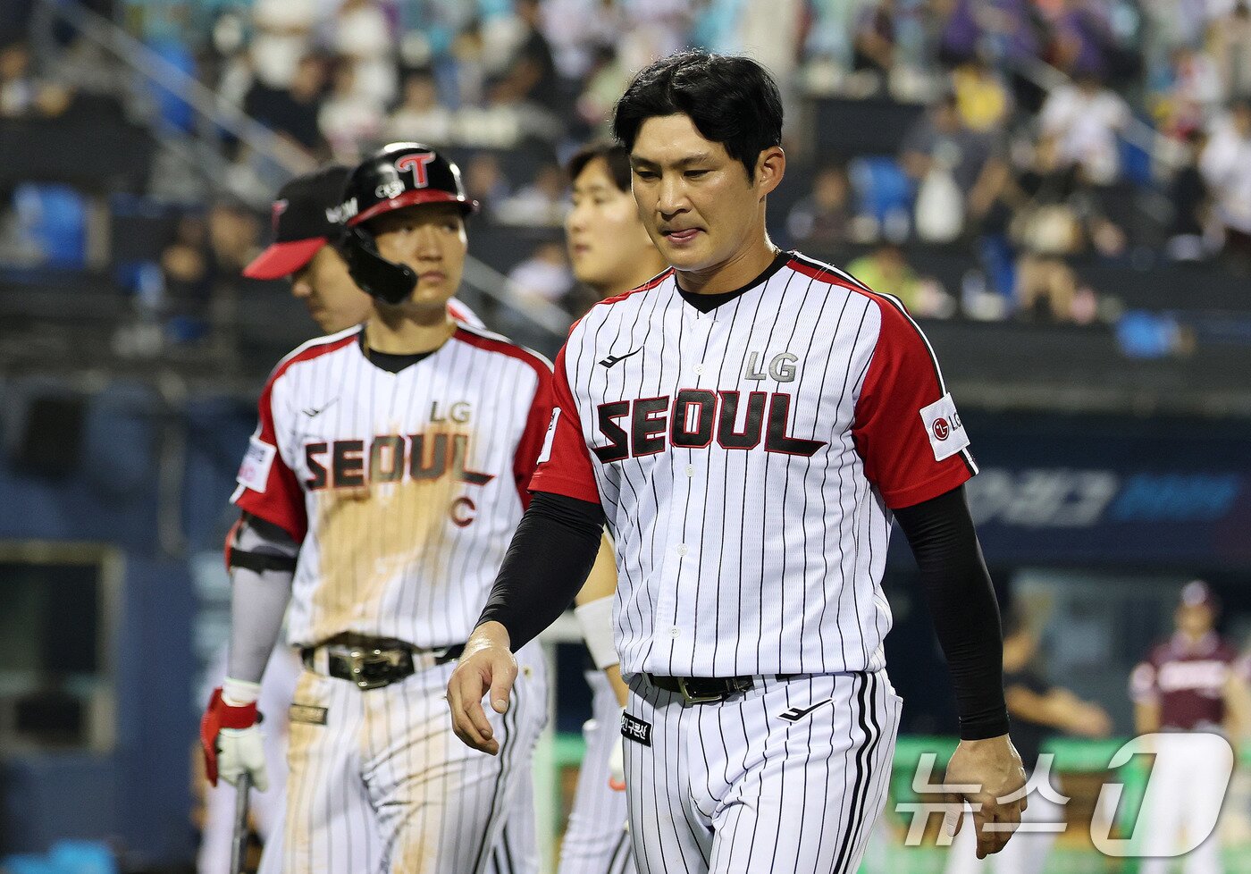 본문 이미지 - 31일 오후 서울 잠실야구장에서 열린 2025 신한 SOL뱅크 KBO리그 키움 히어로즈와 LG 트윈스의 경기에서 6-5로 패배한 LG 선수들이 아쉬워하고 있다. 2025.8.31/뉴스1 ⓒ News1 박지혜 기자