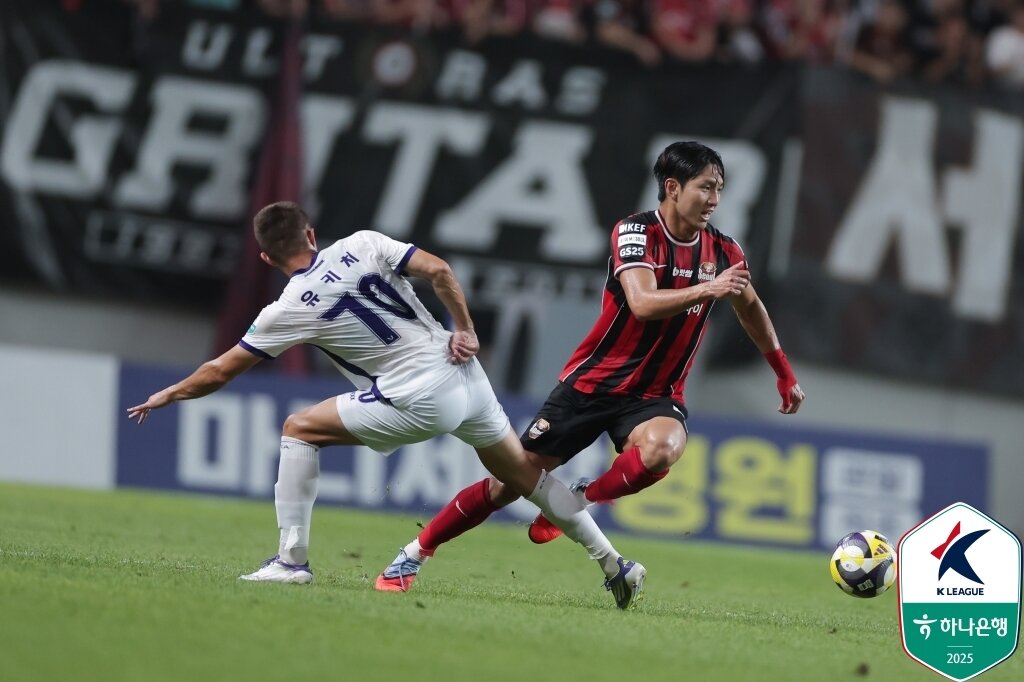 본문 이미지 - 안양과 서울의 경기 모습&#40;한국프로축구연맹 제공&#41; 