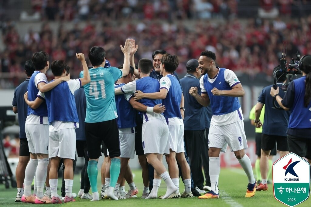 본문 이미지 - 기뻐하는 안양 선수들&#40;한국프로축구연맹 제공&#41; 