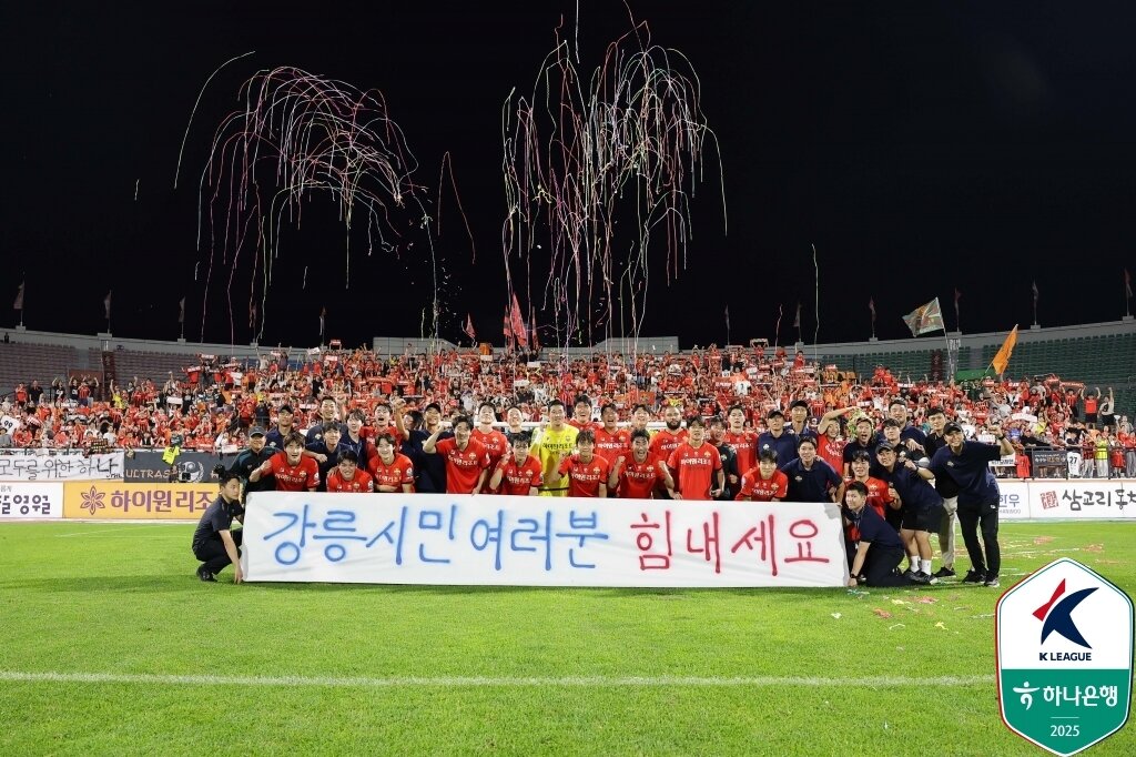 본문 이미지 - 승리 후 플래카드와 함께 단체사진을 찍은 강원 선수단&#40;한국프로축구연맹 제공&#41; 