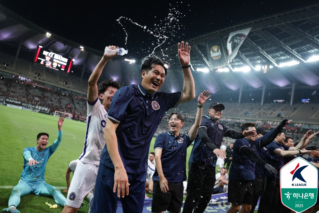 (서울=뉴스1) = 31일 서울월드컵경기장에서 열린 프로축구 K리그1 FC서울과 안양FC와의 경기에서 2-1 승리를 거둔 안양 유병훈 감독이 승리 세리머니를 하고 있다. (한국프로 …