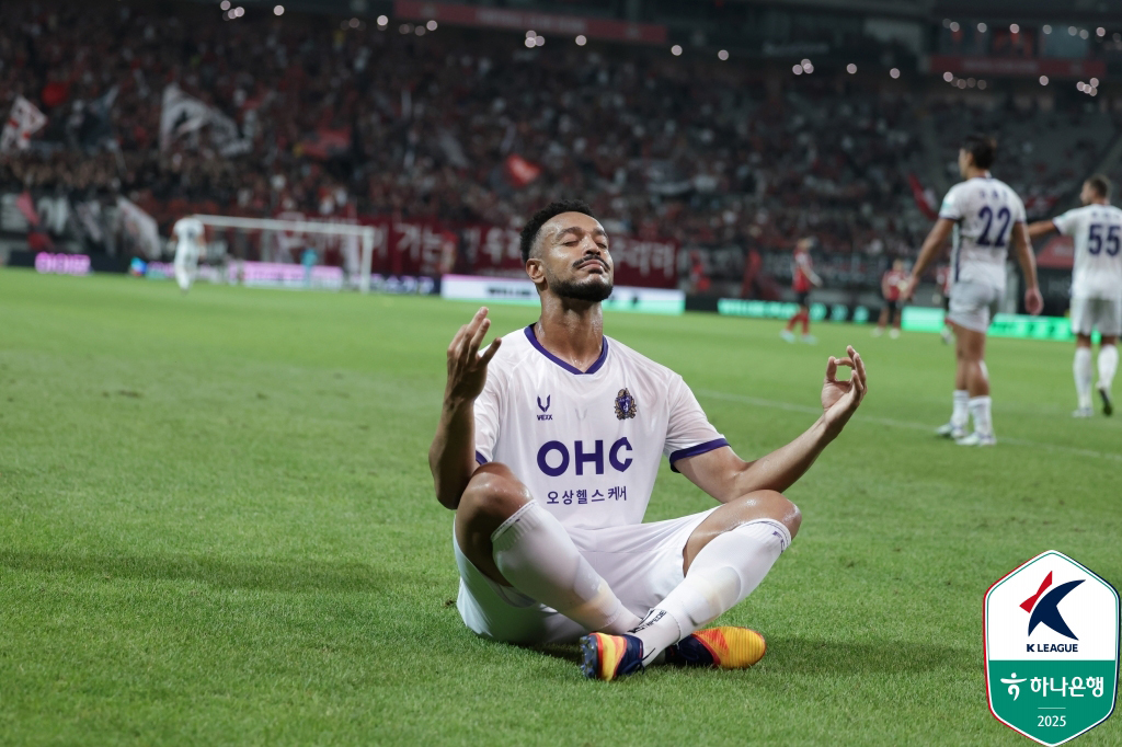 (서울=뉴스1) = 31일 서울 마포구 서울월드컵경기장에서 열린 프로축구 K리그1 FC서울과 안양FC의 경기에서 안양 모따가 득점 후 세리머니를 하고 있다. (한국프로축구연 제공. …