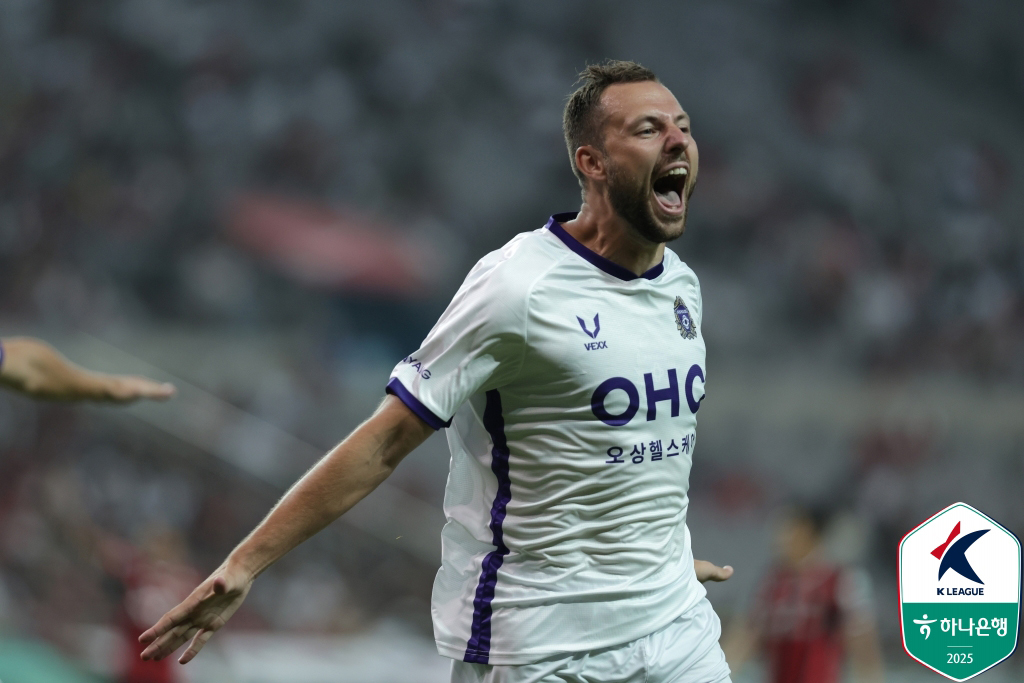 (서울=뉴스1) = 31일 서울 마포구 서울월드컵경기장에서 열린 프로축구 K리그1 FC서울과 안양FC의 경기에서 안양 토마스가 선취골을 넣은 후 기뻐하고 있다. (한국프로축구연 제 …