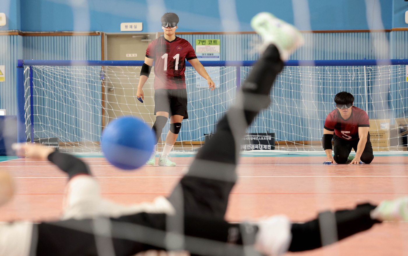 (서울=뉴스1) = 31일 수원종합운동장 국민체육센터에서 열린 제4회 전국시각장애인체육대제전 골볼 경기에서 선수들이 구슬땀을 흘리고 있다.골볼은 시각장애인을 위해 고안된 팀 스포츠 …