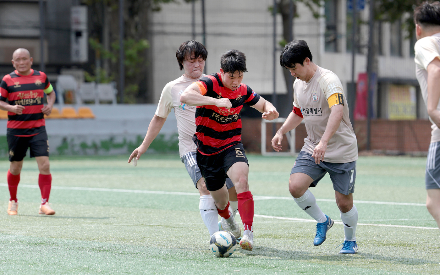 (서울=뉴스1) = 31일 수원종합운동장 인조잔디구장에서 열린 제4회 전국시각장애인체육대제전 충남과 서울의 축구(약시) 결승전에서 양팀 선수들이 경기를 펼치고 있다.전국시각장애인체 …