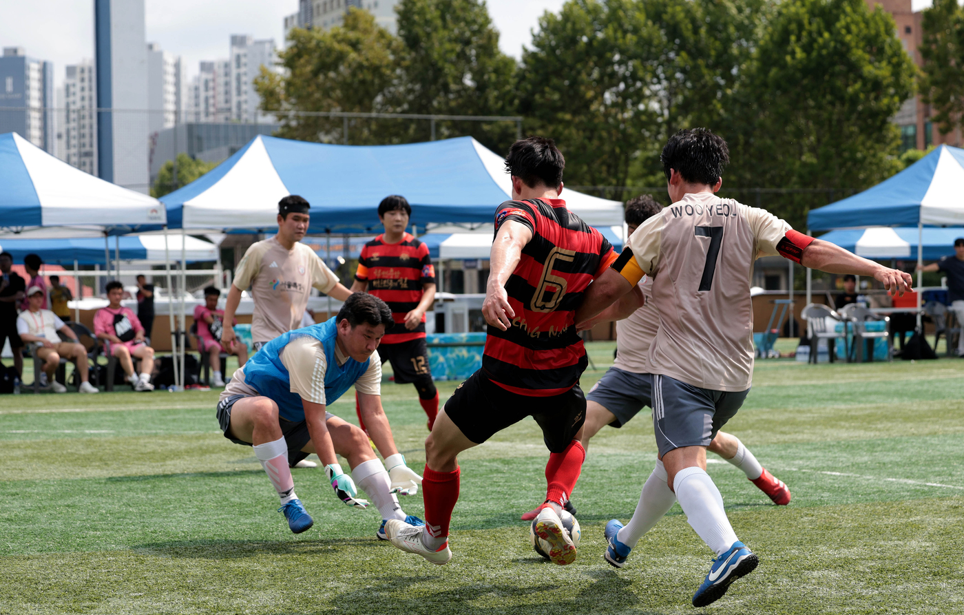 (서울=뉴스1) = 31일 수원종합운동장 인조잔디구장에서 열린 제4회 전국시각장애인체육대제전 충남과 서울의 축구(약시) 결승전에서 양팀 선수들이 경기를 펼치고 있다.전국시각장애인체 …