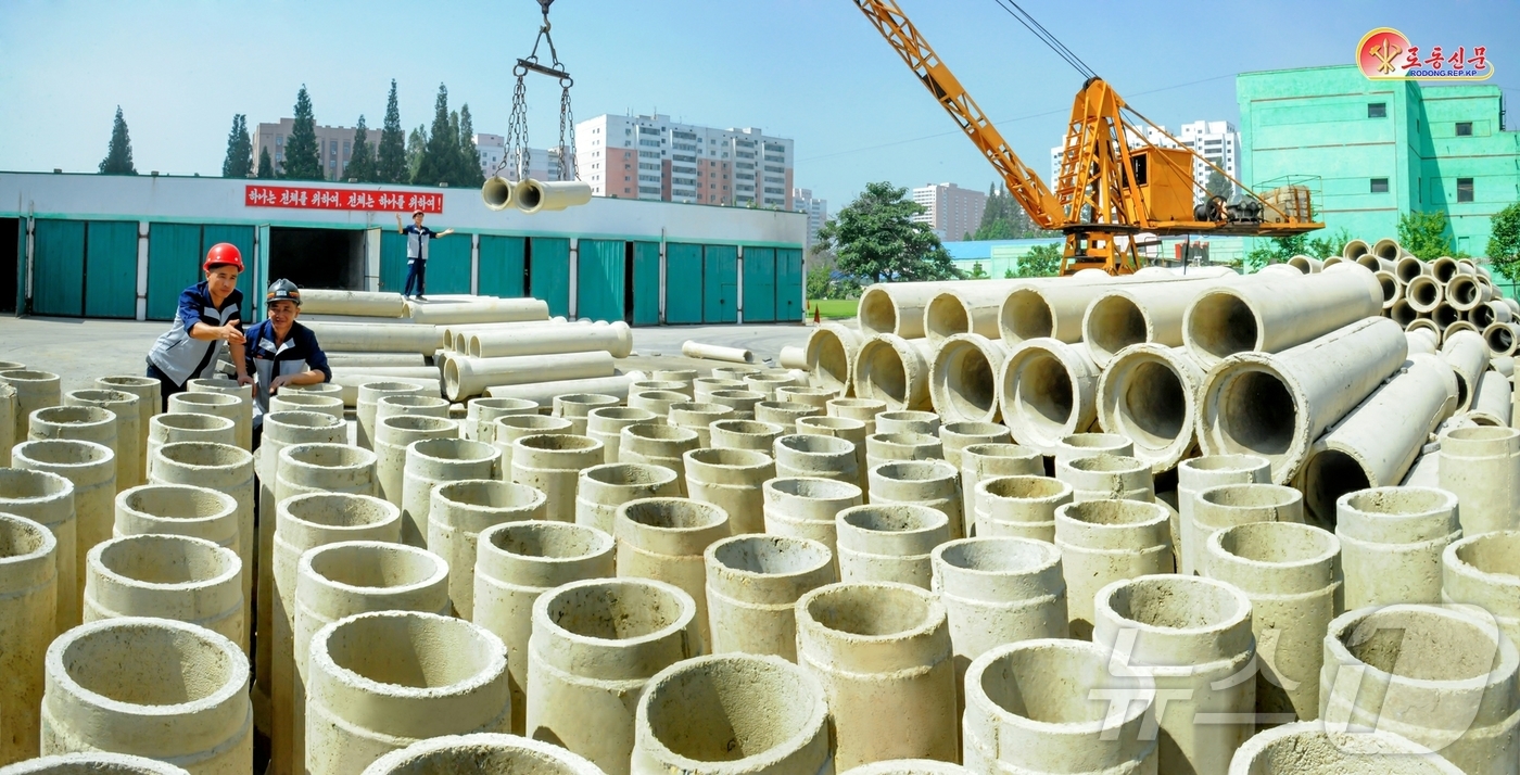 (평양 노동신문=뉴스1) = 북한 노동당 기관지 노동신문은 4일 평양블로크(블록)공장에서 "사회주의 건설장들에 필요되는 흄관 생산에 힘을 넣고 있다"고 보도했다. [국내에서만 사용 …