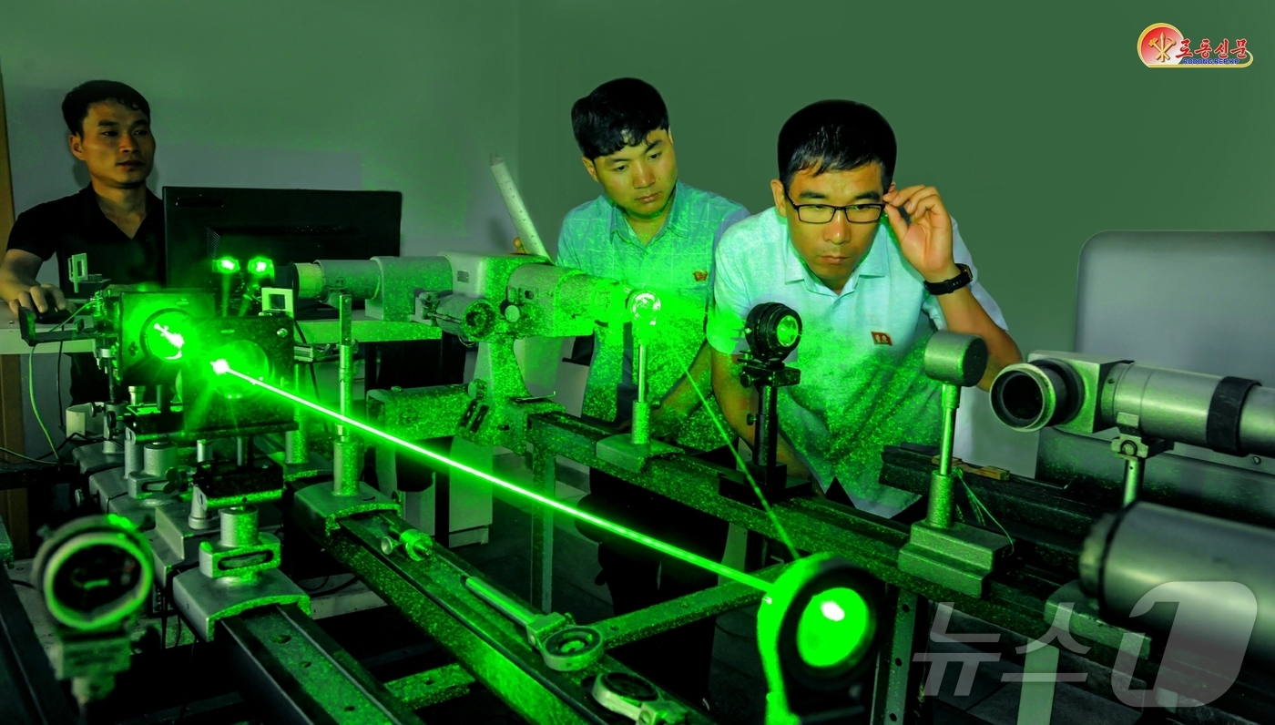 (평양 노동신문=뉴스1) = 북한 노동당 기관지 노동신문은 4일 국가과학원 물리학연구소에서 과학연구사업에 지혜와 정열을 바쳐가고 있다고 보도했다. [국내에서만 사용가능. 재배포 금 …