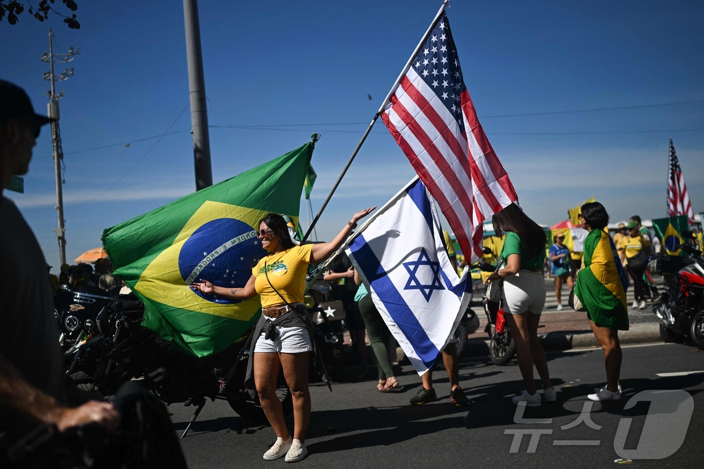 (리우데자네이루 AFP=뉴스1) 김지완 기자 = 3일(현지시간) 쿠데타 혐의로 재판을 받고 있는 자이르 보우소나루 전 브라질 대통령의 지지자가 리우데자네이루에서 브라질과 이스라엘 …