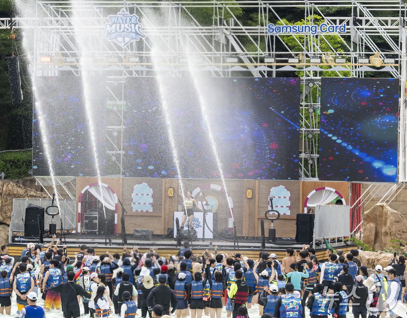 본문 이미지 - 워터 뮤직 풀파티가 펼쳐지고 있는 캐리비안 베이 파도풀(에버랜드 제공)