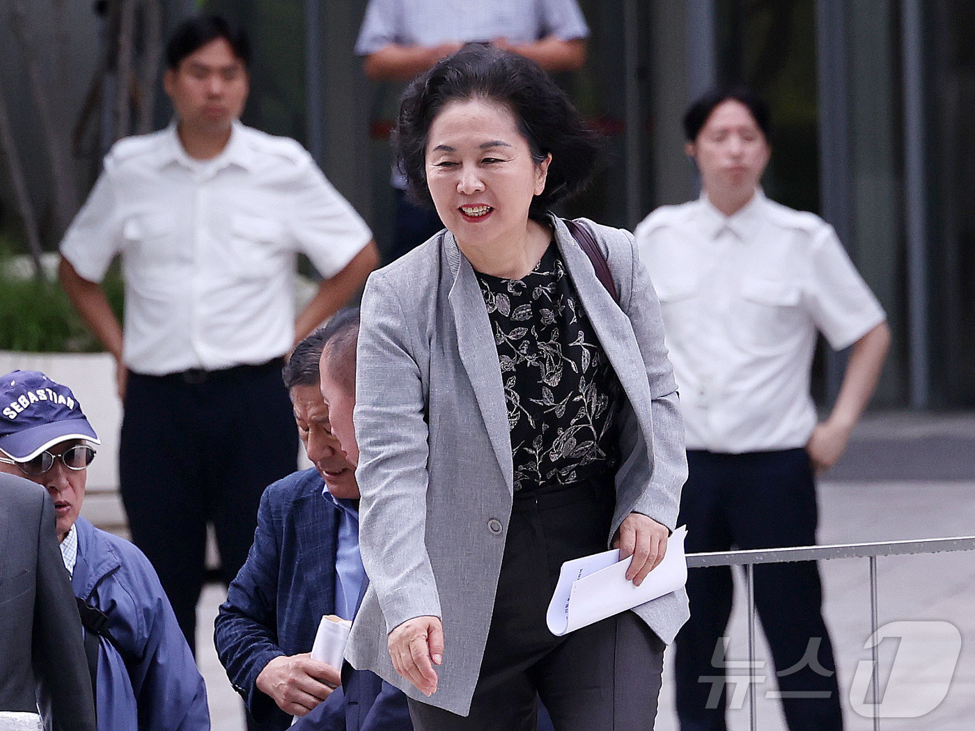 (서울=뉴스1) 박지혜 기자 = 김영선 전 국민의힘 의원이 4일 오전 서울 종로구에 마련된 김건희 특검팀(특별검사 민중기) 사무실로 조사를 받기 위해 출석하고 있다. 2025.8. …