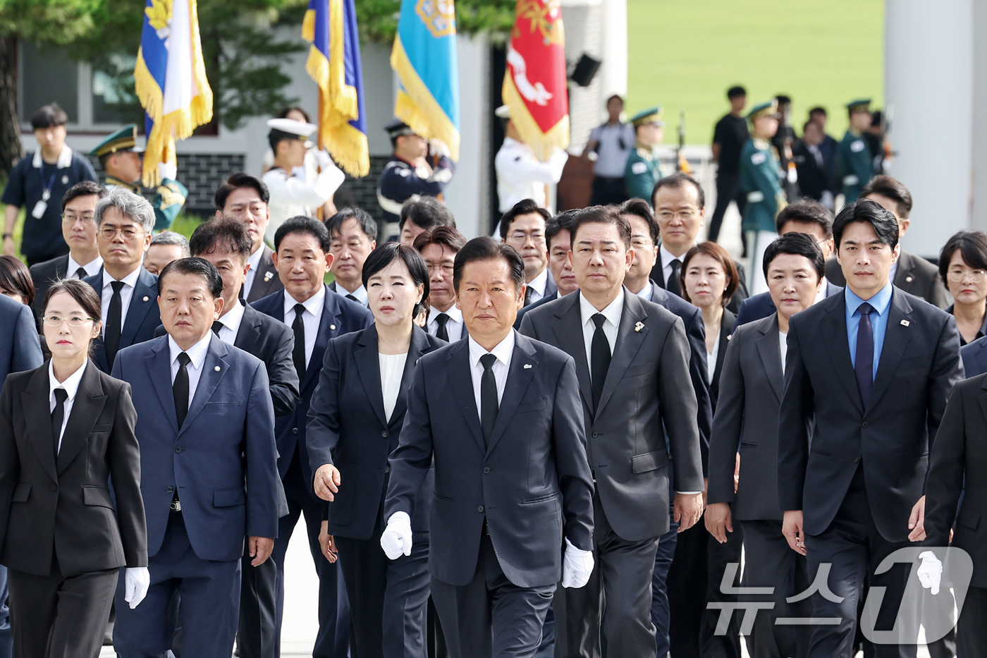 (서울=뉴스1) 민경석 기자 = 정청래 더불어민주당 대표가 4일 오전 서울 동작구 현충원을 찾아 현충탑으로 향하고 있다. 2025.8.4/뉴스1