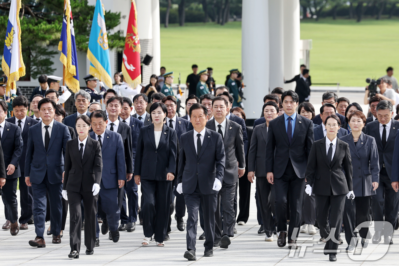 (서울=뉴스1) 민경석 기자 = 정청래 더불어민주당 대표가 4일 오전 서울 동작구 현충원을 찾아 현충탑으로 향하고 있다. 2025.8.4/뉴스1