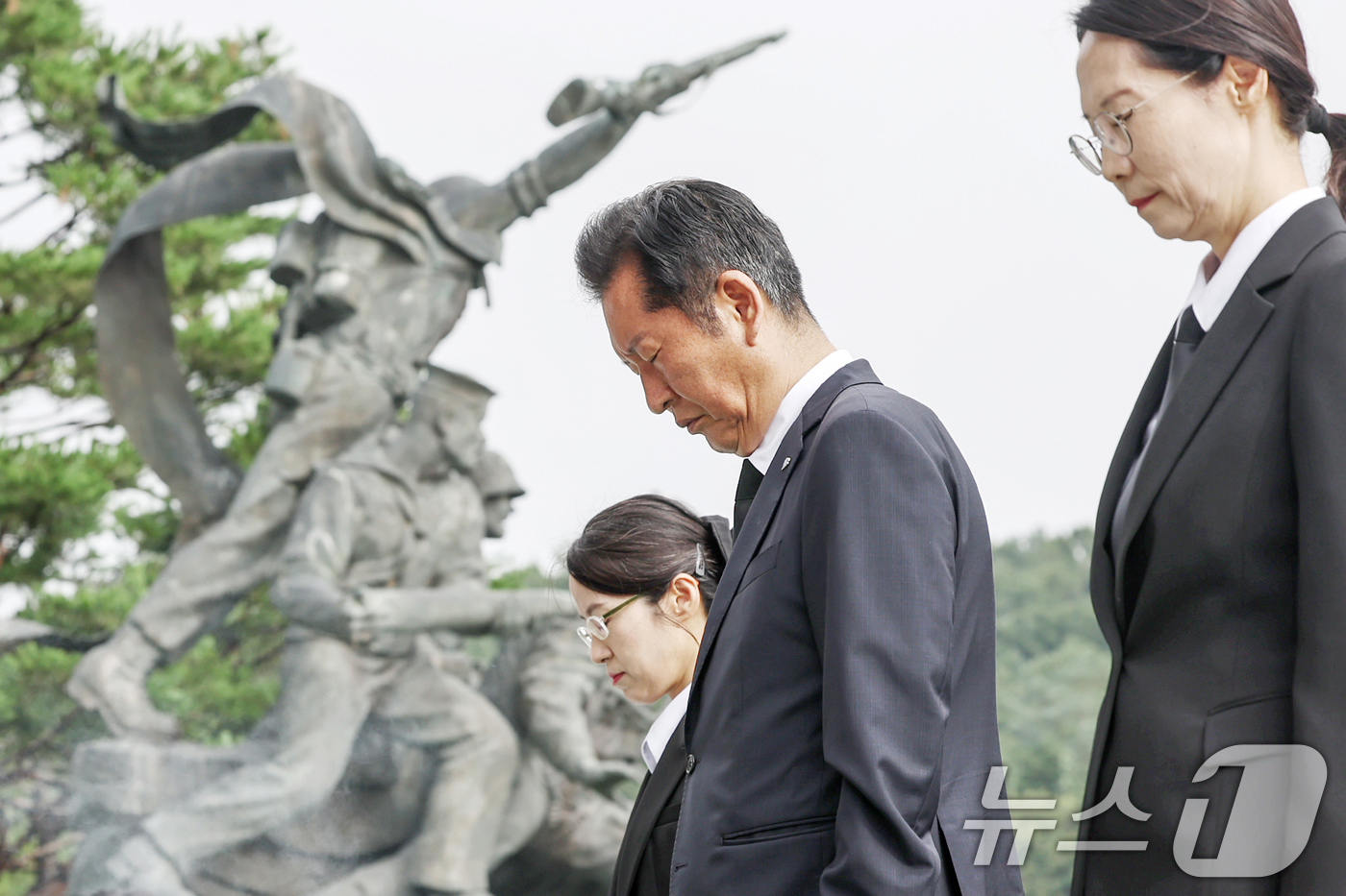 (서울=뉴스1) 민경석 기자 = 정청래 더불어민주당 대표가 4일 오전 서울 동작구 현충원을 찾아 현충탑에 분향한 뒤 묵념하고 있다. 2025.8.4/뉴스1