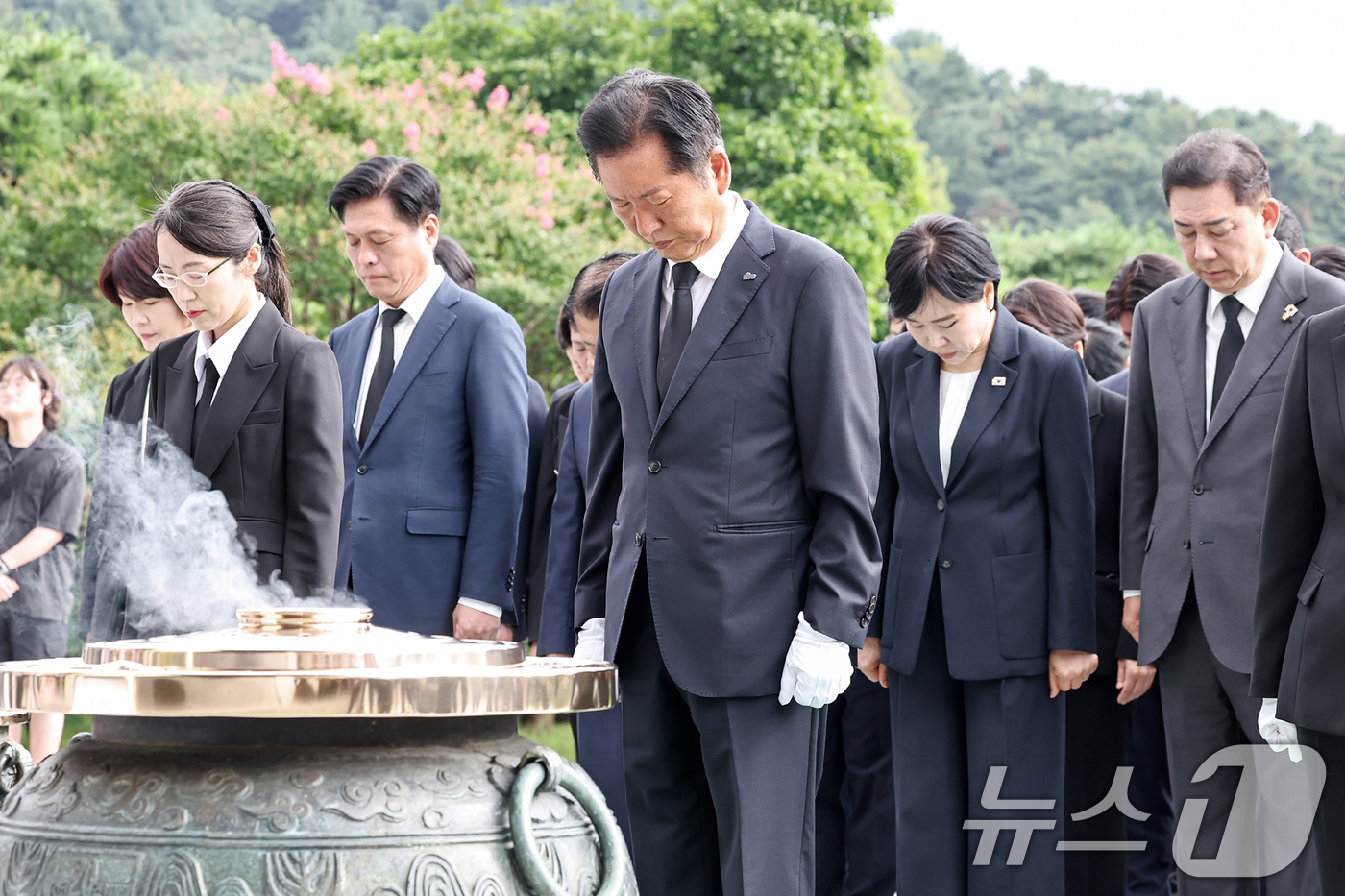 (서울=뉴스1) 민경석 기자 = 정청래 더불어민주당 대표가 4일 오전 서울 동작구 현충원을 찾아 현충탑에 분향한 뒤 묵념하고 있다. 2025.8.4/뉴스1