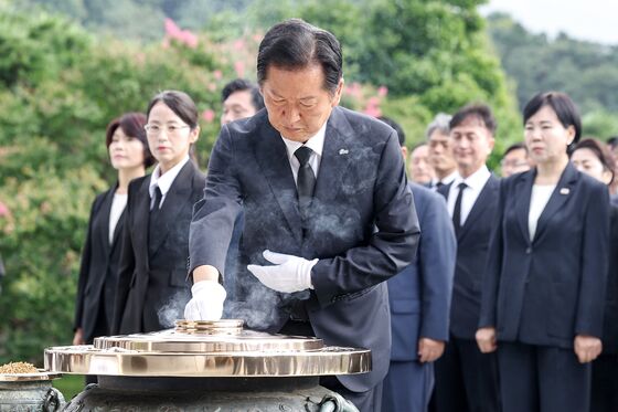 정청래, DJ 묘역 참배…"더 강력한 민주당으로 李정부 뒷받침"