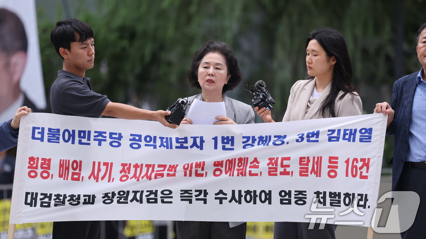 본문 이미지 - 김영선 전 국민의힘 의원이 4일 오전 서울 종로구에 마련된 김건희 특검팀&#40;특별검사 민중기&#41; 사무실로 조사를 받기 위해 출석하며 취재진 질문에 답하고 있다. 2025.8.4/뉴스1 ⓒ News1 박지혜 기자