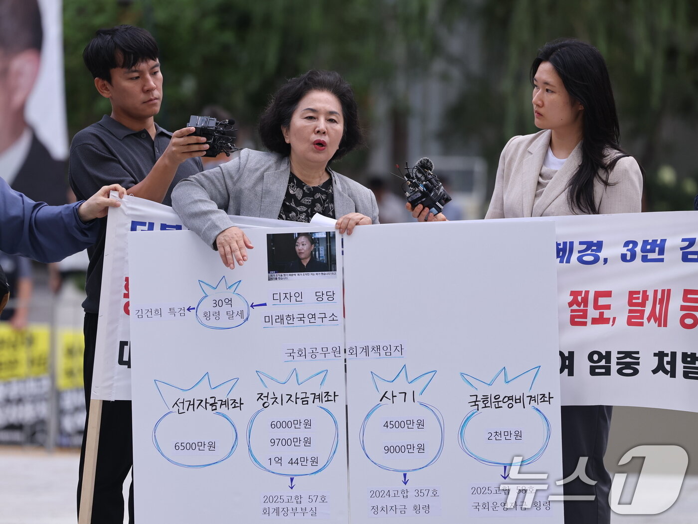 본문 이미지 - 김영선 전 국민의힘 의원이 4일 오전 서울 종로구에 마련된 김건희 특검팀&#40;특별검사 민중기&#41; 사무실로 조사를 받기 위해 출석하며 취재진 질문에 답하고 있다. 2025.8.4/뉴스1 ⓒ News1 박지혜 기자