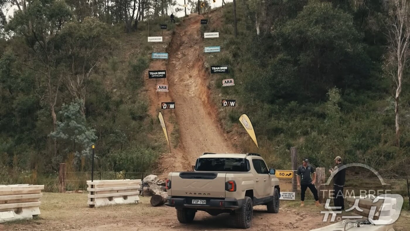 본문 이미지 - 채널 운영자 루카스 브리가 ‘비어 오클락 힐’ 등반을 앞두고 주행 코스와 기아 타스만 차량을 소개하고 있다. &#40;팀 브리 오프로드&#40;Team Bree Offroad&#41; 유튜브 채널&#41; 