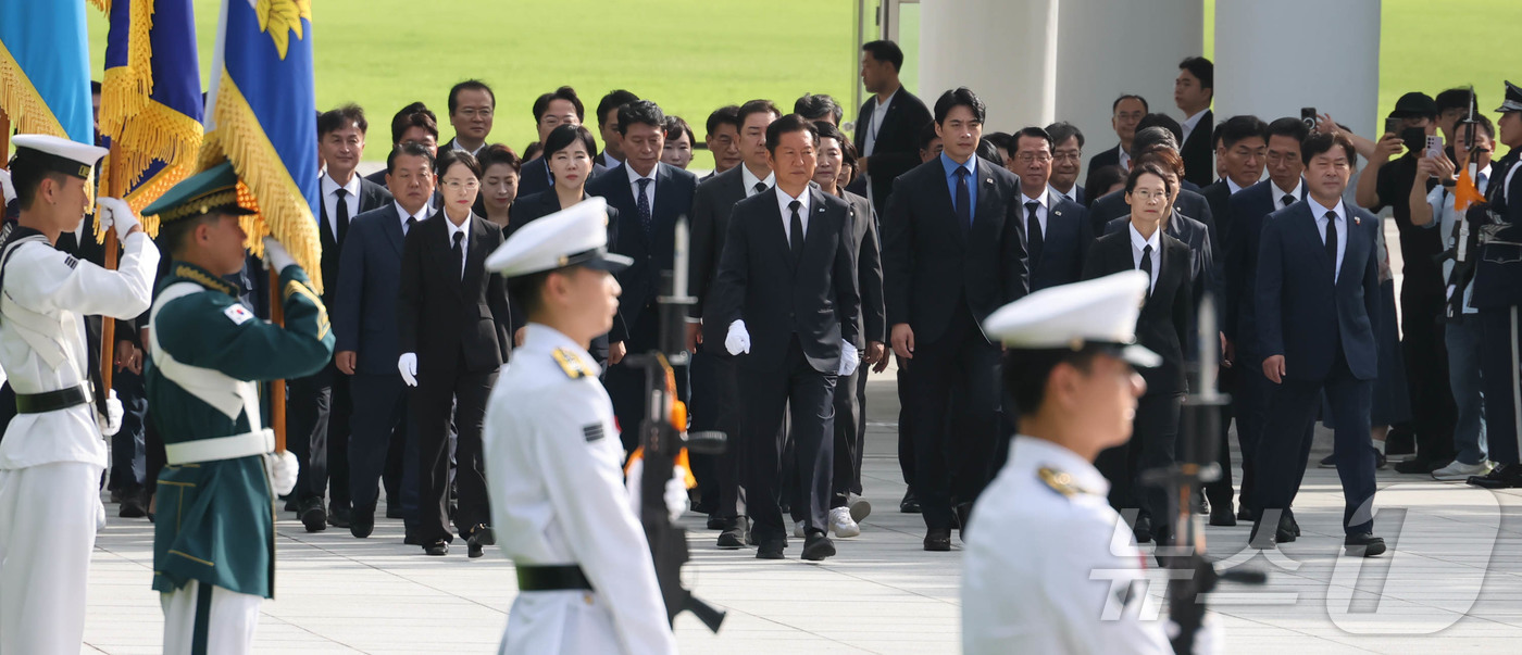 (서울=뉴스1) 민경석 기자 = 정청래 더불어민주당 신임 당대표가 4일 서울 동작구 국립현충원을 찾아 참배하고 있다. (공동취재) 2025.8.4/뉴스1