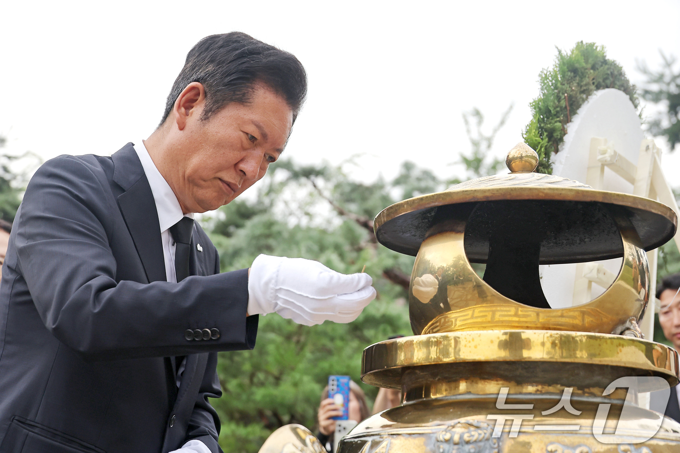 (서울=뉴스1) 민경석 기자 = 정청래 더불어민주당 대표가 4일 오전 서울 동작구 현충원 내 故 김대중 전 대통령 묘역을 찾아 분향하고 있다.(공동취재) 2025.8.4/뉴스1