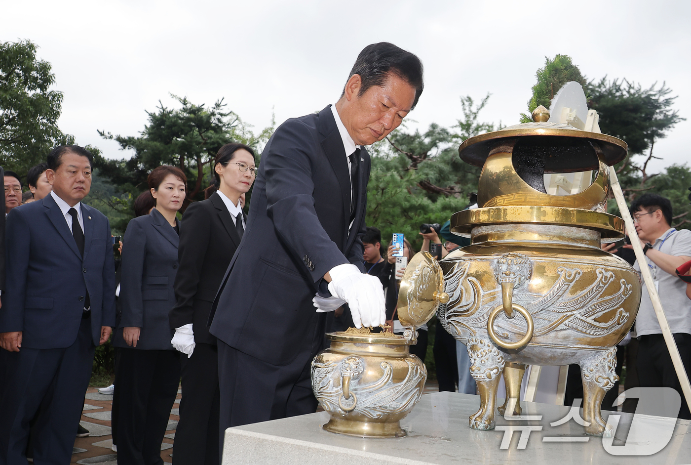 (서울=뉴스1) 민경석 기자 = 정청래 더불어민주당 대표가 4일 오전 서울 동작구 현충원 내 故 김대중 전 대통령 묘역을 찾아 분향하고 있다.(공동취재) 2025.8.4/뉴스1