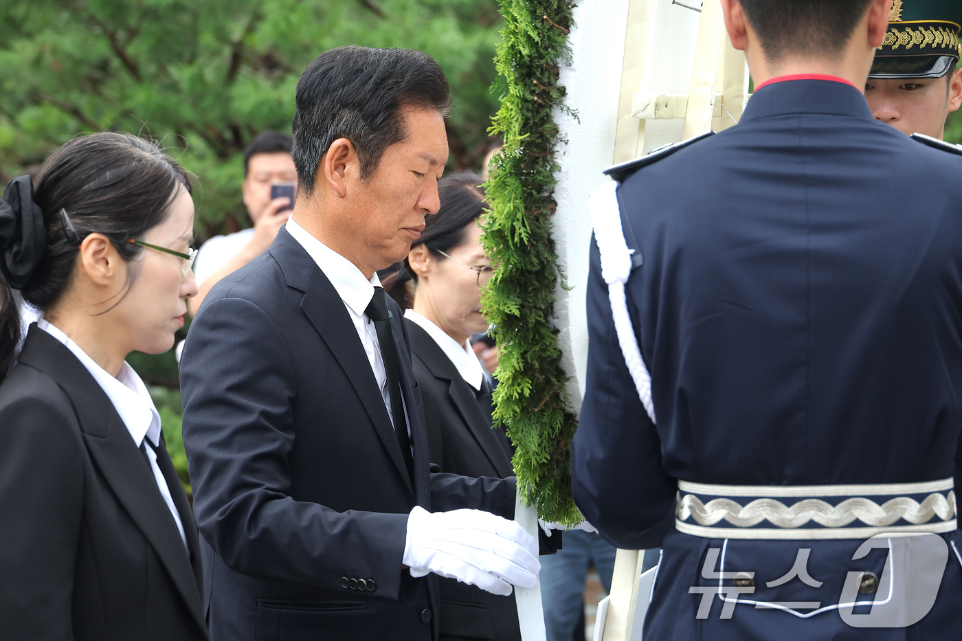 (서울=뉴스1) 민경석 기자 = 정청래 더불어민주당 대표가 4일 오전 서울 동작구 현충원 내 故 김대중 전 대통령 묘역을 찾아 헌화하고 있다.(공동취재) 2025.8.4/뉴스1