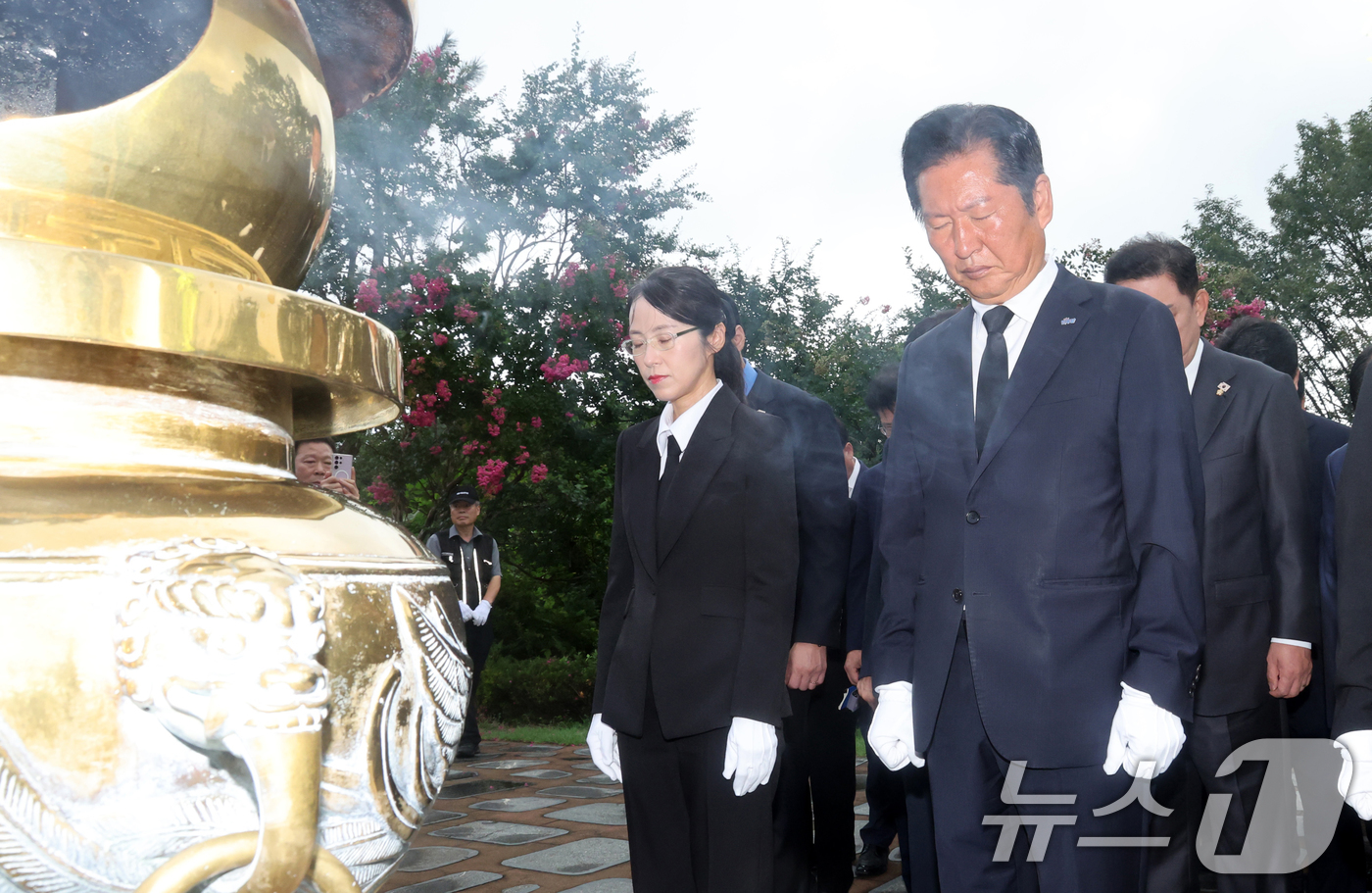 (서울=뉴스1) 민경석 기자 = 정청래 더불어민주당 대표가 4일 오전 서울 동작구 현충원 내 故 김대중 전 대통령 묘역을 찾아 분향한 뒤 묵념하고 있다.(공동취재) 2025.8.4 …