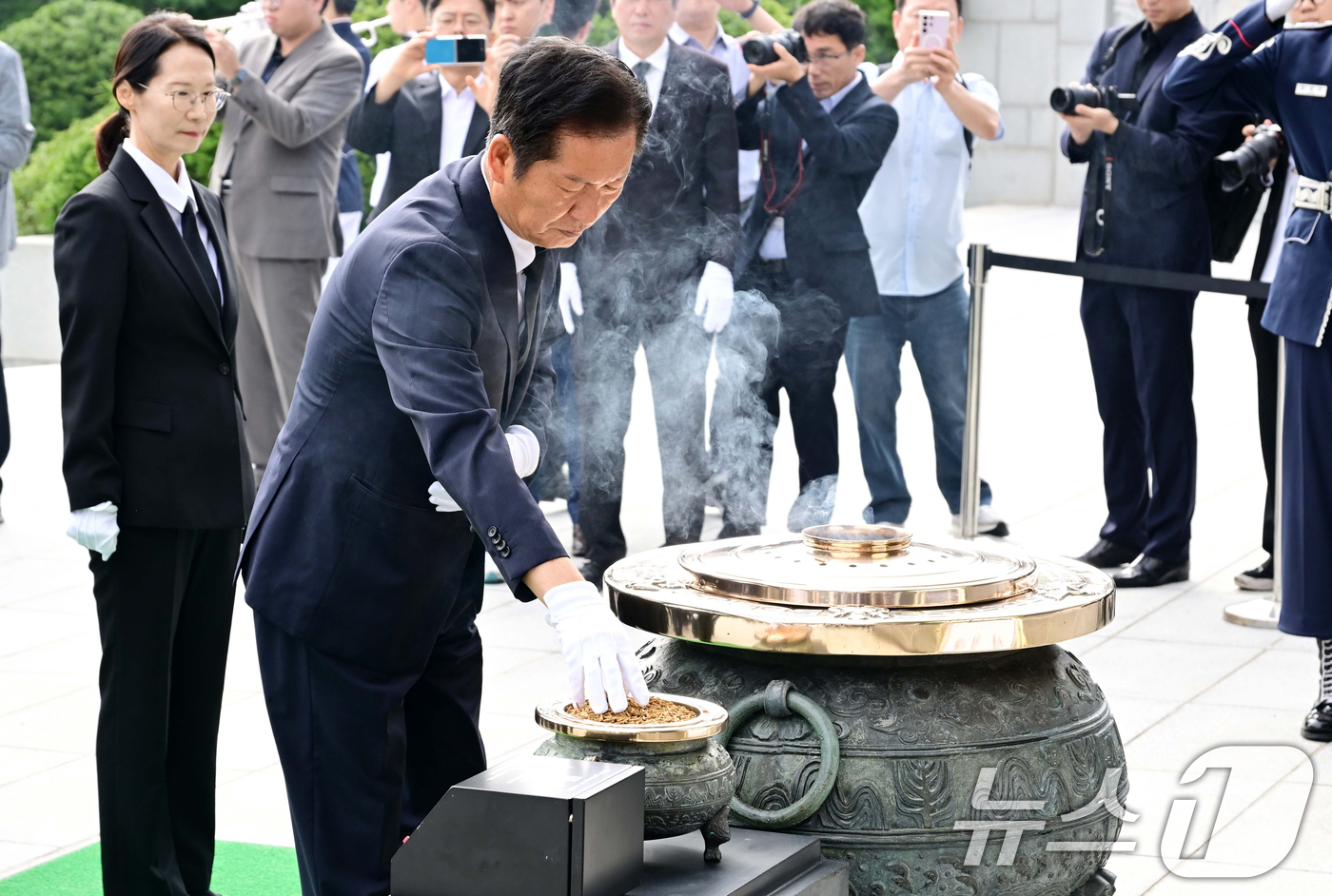 (서울=뉴스1) 민경석 기자 = 정청래 더불어민주당 대표가 4일 오전 서울 동작구 현충원을 찾아 현충탑에 분향하고 있다.(공동취재) 2025.8.4/뉴스1