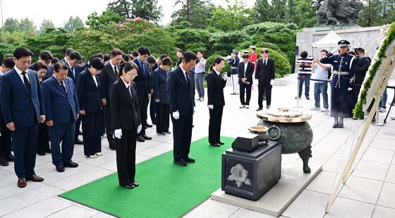 묵념하는 정청래 더불어민주당 대표