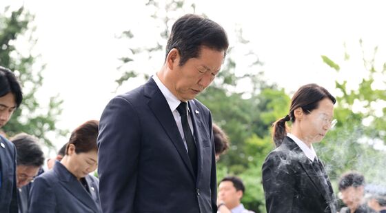 정청래 더불어민주당 대표 '묵념'