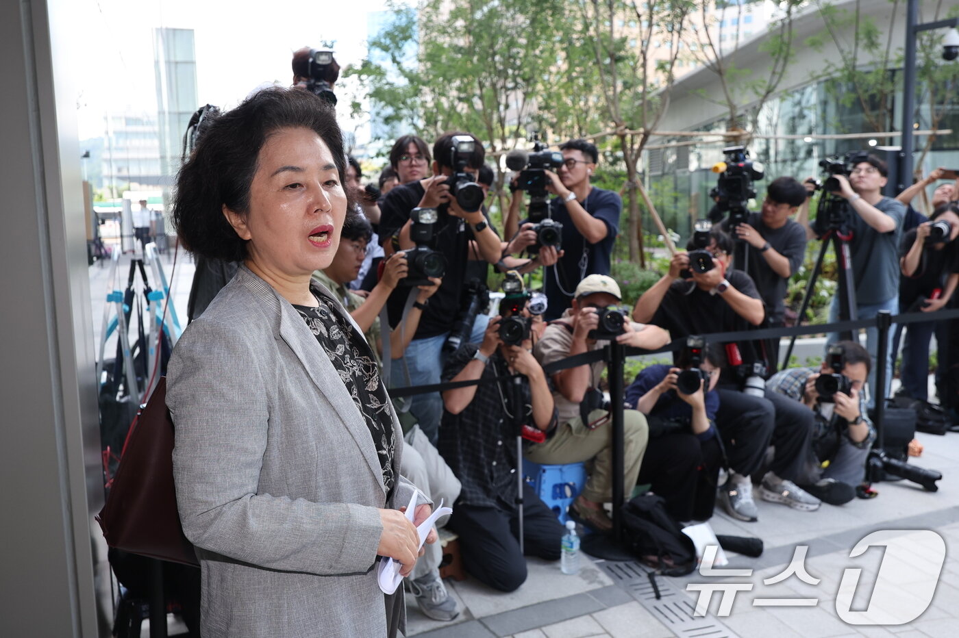 본문 이미지 - 김영선 전 국민의힘 의원이 4일 오전 서울 종로구에 마련된 김건희 특검팀&#40;특별검사 민중기&#41; 사무실로 조사를 받기 위해 출석하며 입장을 밝히고 있다. 2025.8.4/뉴스1 ⓒ News1 박지혜 기자