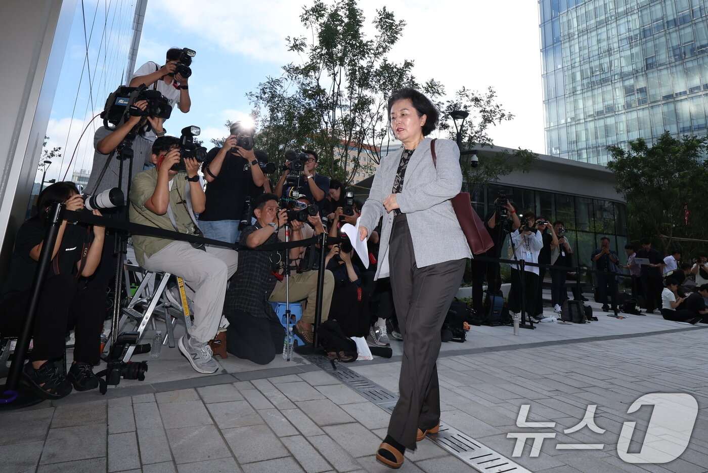 본문 이미지 - 김영선 전 국민의힘 의원이 4일 오전 서울 종로구에 마련된 김건희 특검팀&#40;특별검사 민중기&#41; 사무실로 조사를 받기 위해 출석하고 있다. 2025.8.4/뉴스1 ⓒ News1 박지혜 기자