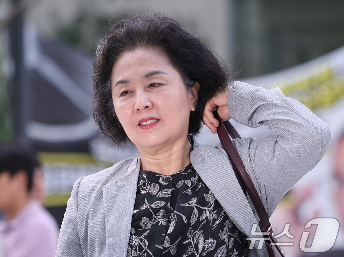 본문 이미지 - 김영선 전 국민의힘 의원이 4일 오전 서울 종로구에 마련된 김건희 특검팀&#40;특별검사 민중기&#41; 사무실로 조사를 받기 위해 출석하고 있다. 2025.8.4/뉴스1 ⓒ News1 박지혜 기자